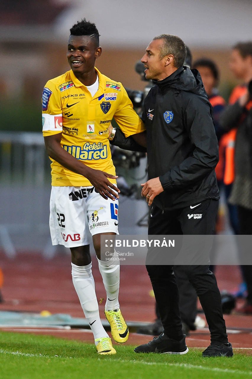 Falkenbergs Godsway Donyoh och tränare Henrik Larsson