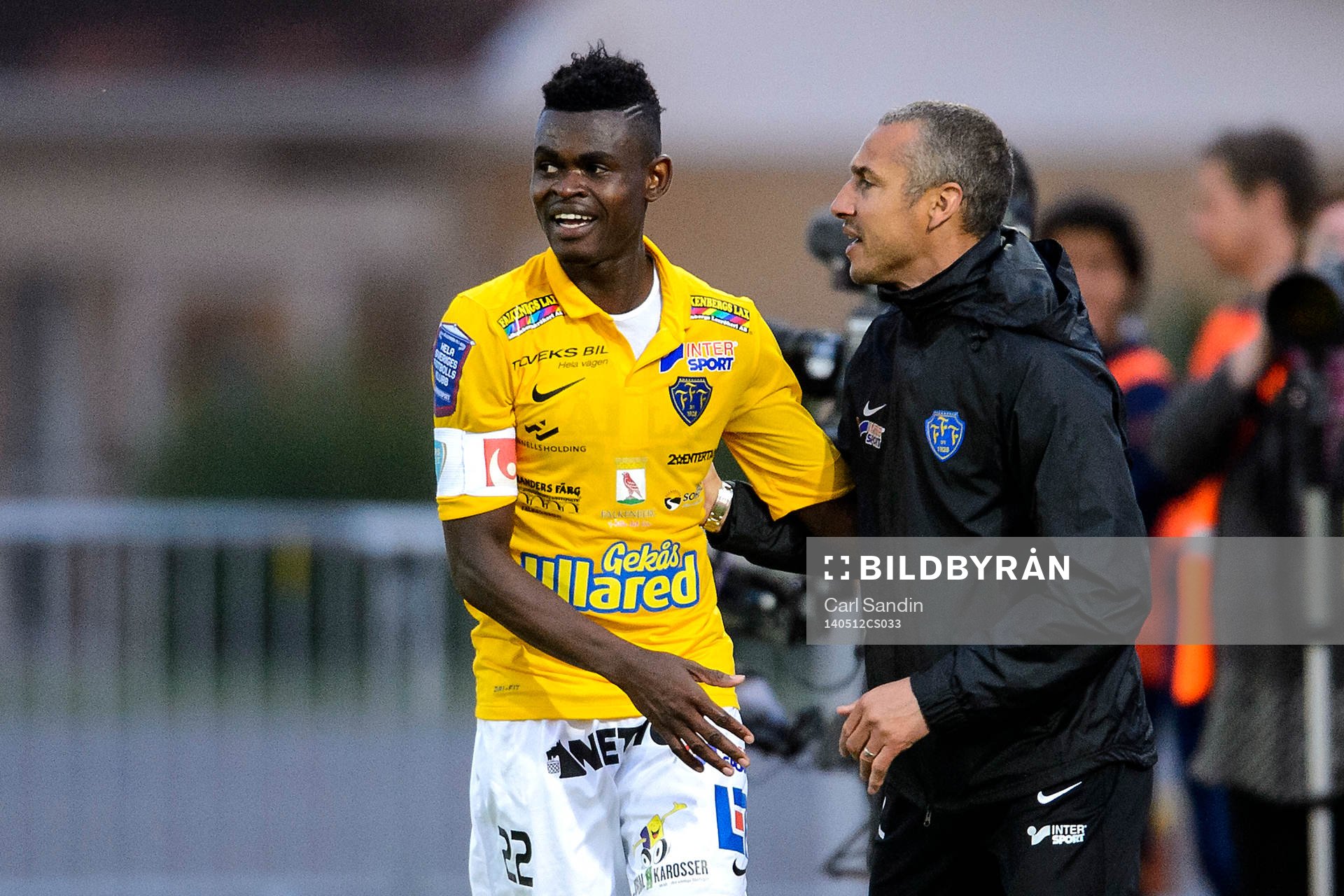 Falkenbergs Godsway Donyoh och tränare Henrik Larsson jublar efter 1-0 under fotbollsmatchen i Allsvenskan mellan Falkenberg och Djurgården den 12 maj 2014 i Falkenberg.