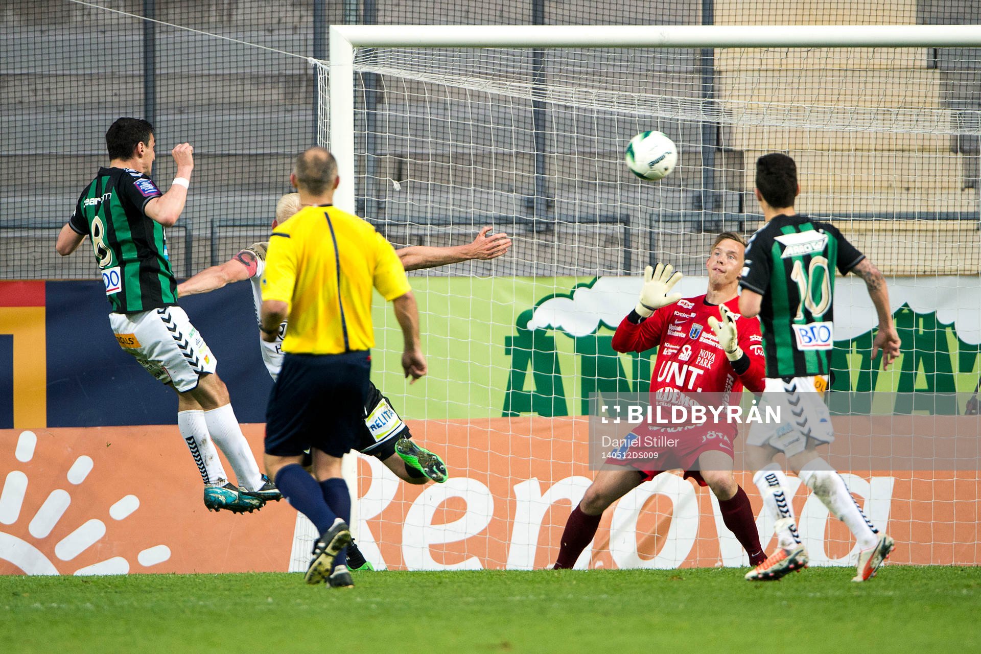 GAIS Bobby Warshaw gör  1-0 bakom Sirius målvakt Andreas