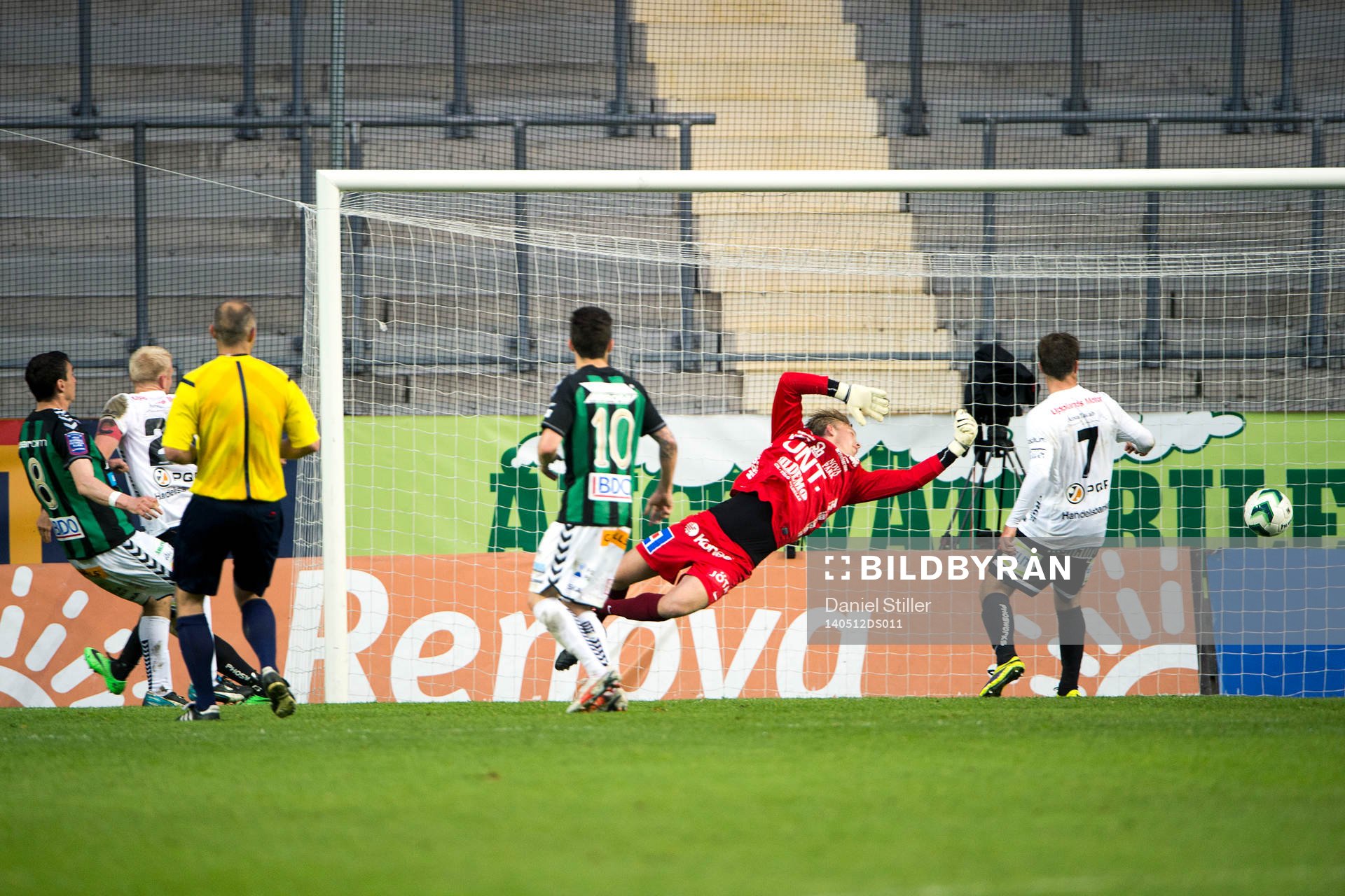 GAIS Bobby Warshaw gör  1-0 bakom Sirius målvakt Andreas