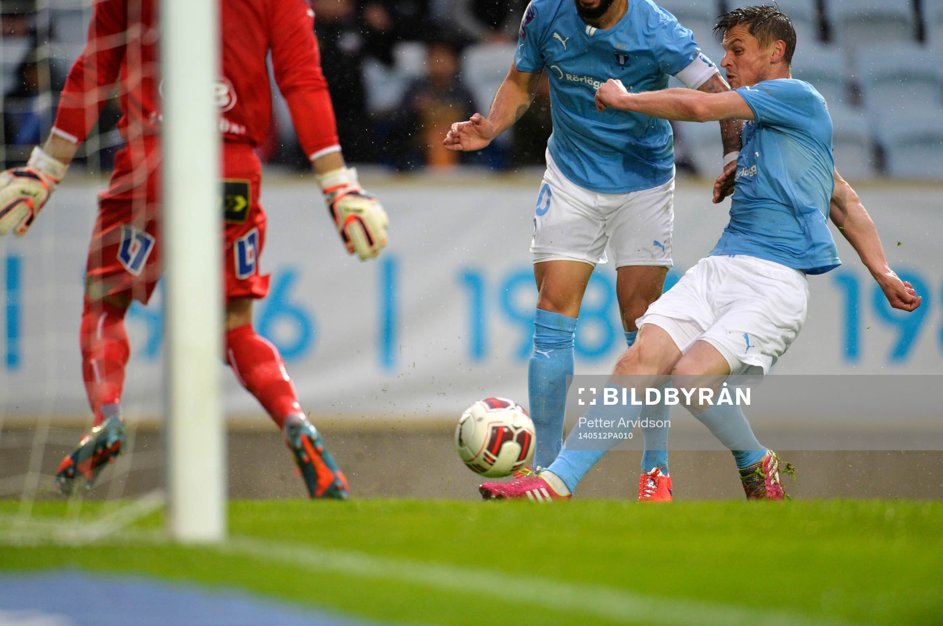 Malmö FFs Markus Rosenberg gör 1-0 bakom Halmstads