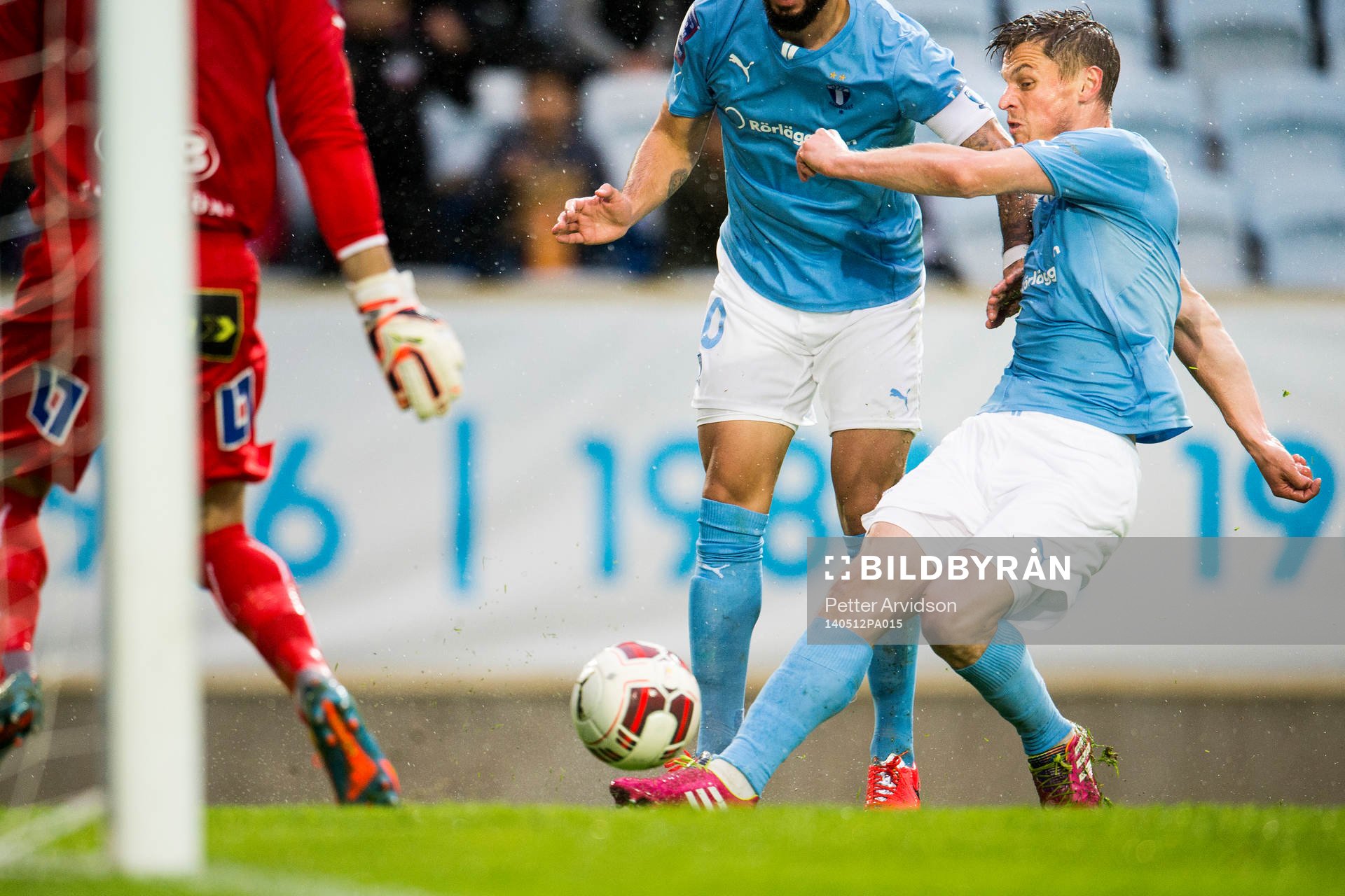 Malmö FFs Markus Rosenberg skjuter in 1-0 bakom Halmstads