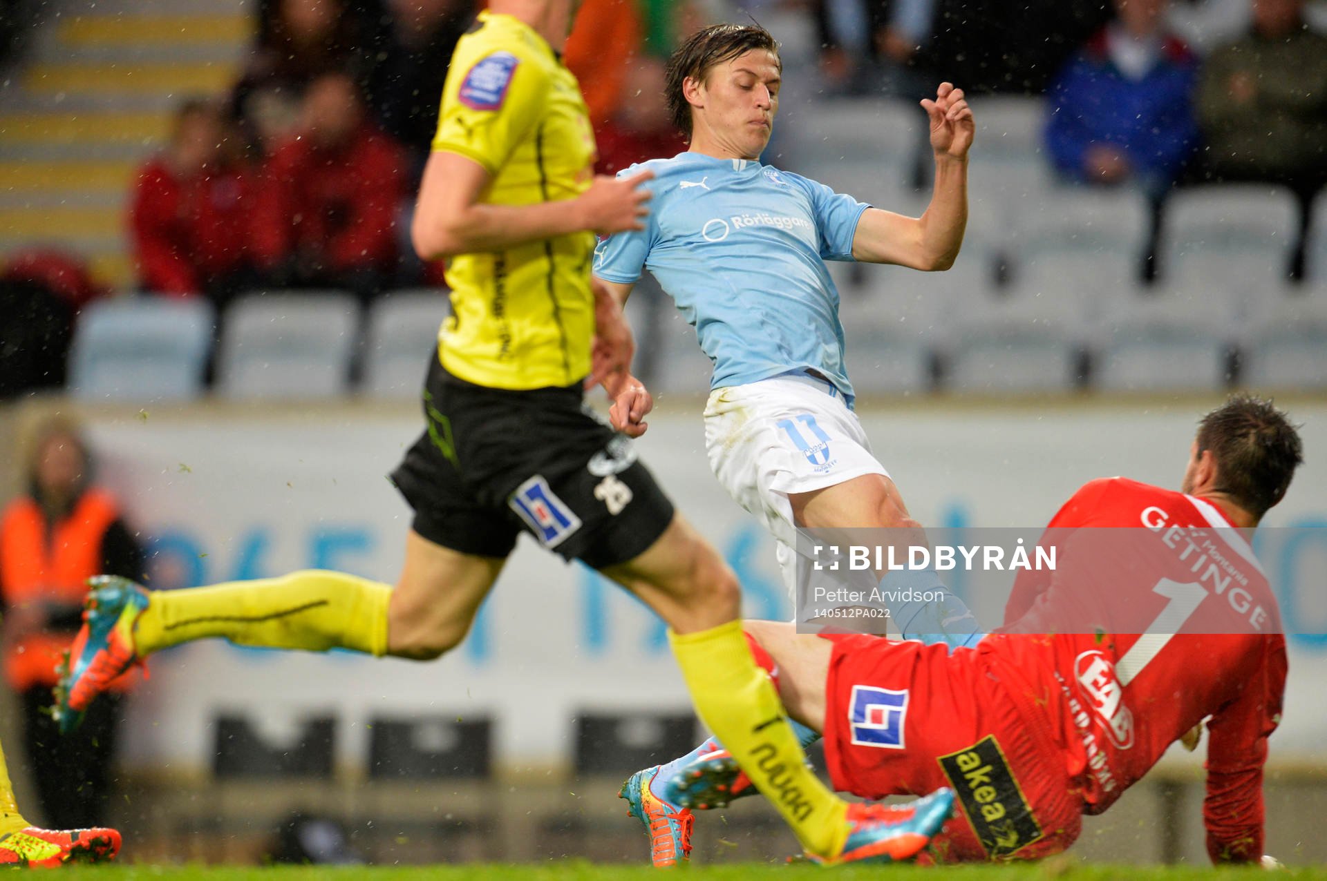 Malmö FFs Simon Thern försöker peta bollen över