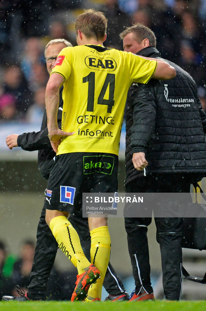Halmstads Mikael Boman får hjälp av planen av Malmö FFs