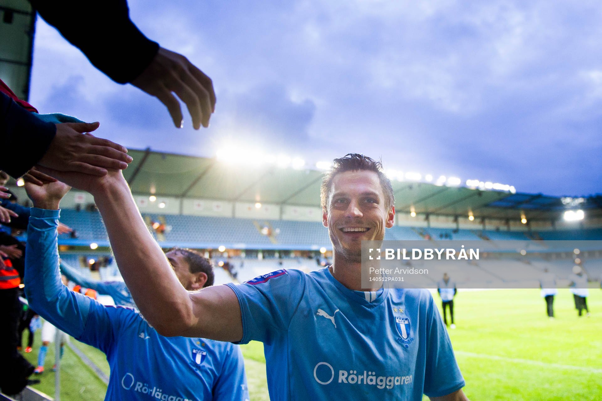 Malmö FFs Markus Rosenberg tackar publiken efter den allsvenska fotbollsmatchen mellan Malmö FF och Halmstad den 12 maj 2014 i Malmö.