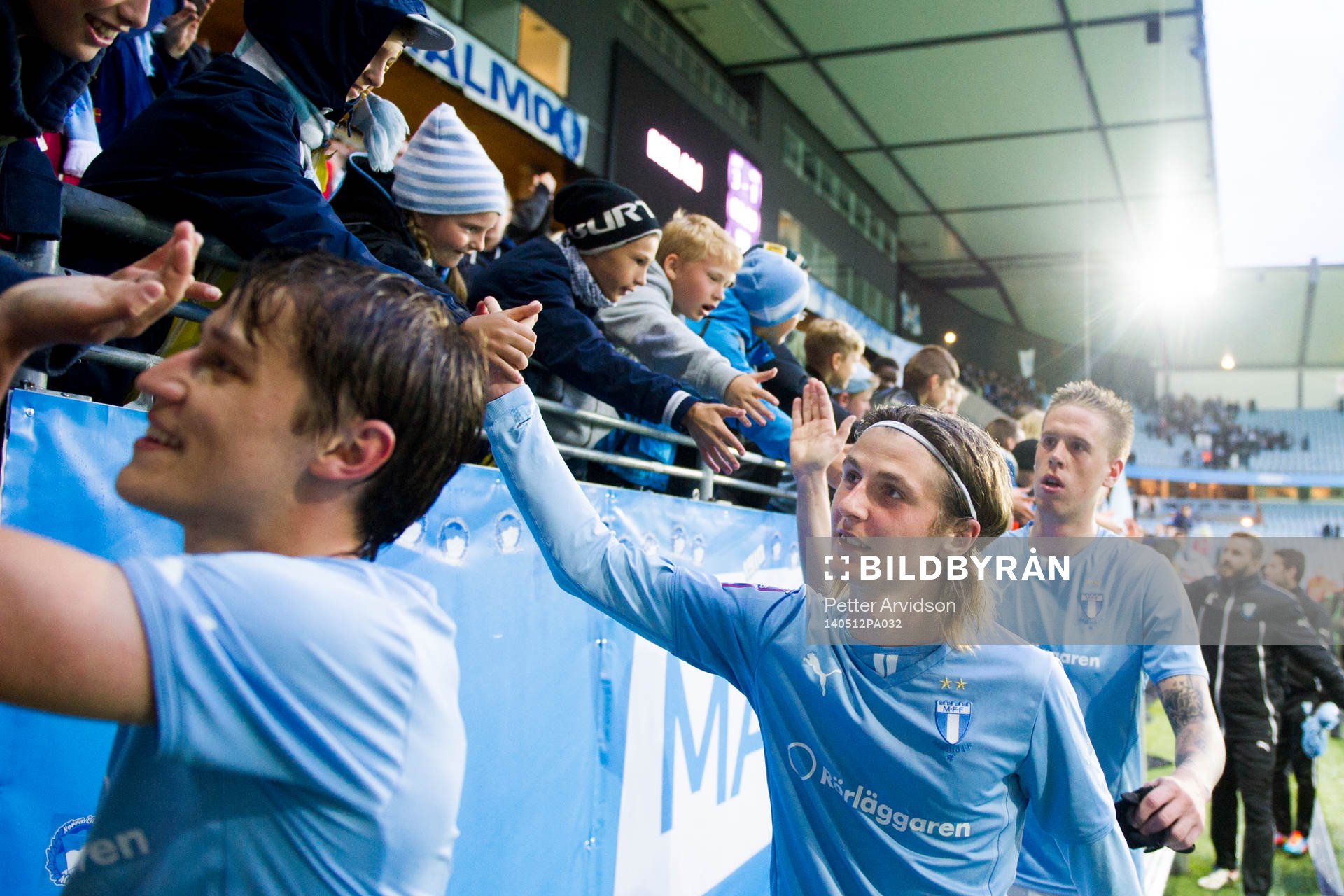 Malmö FFs Pawel Cibicki (m) tackar publiken efter den allsvenska fotbollsmatchen mellan Malmö FF och Halmstad den 12 maj 2014 i Malmö.