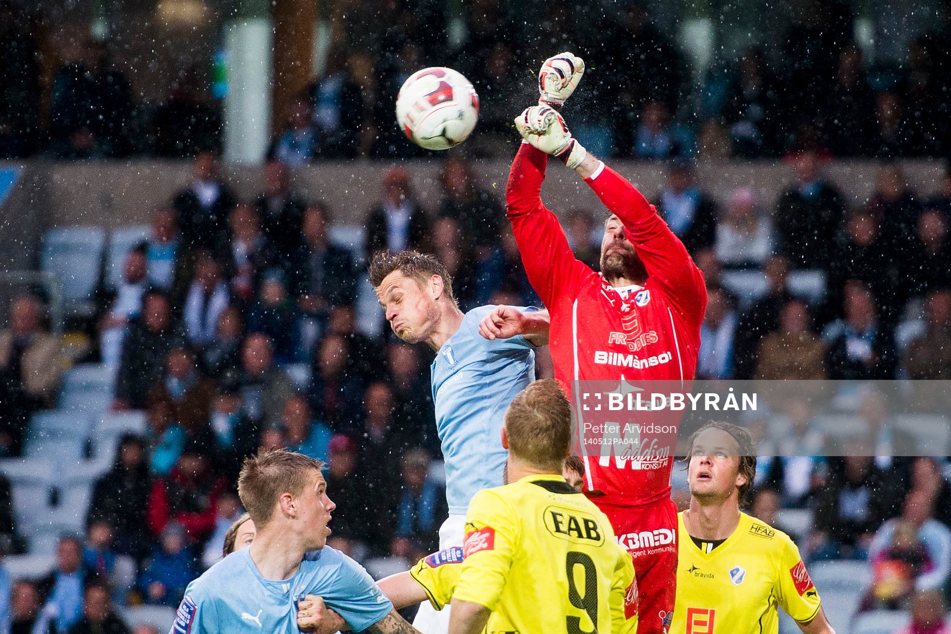 Malmö FFs Markus Rosenberg i luftduell med Halmstads