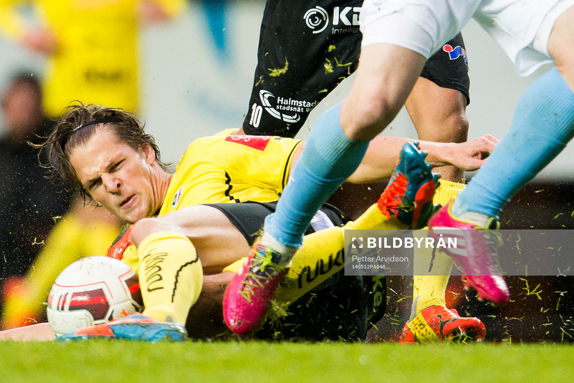 Halmstads Fredrik Liverstam glidtacklar
