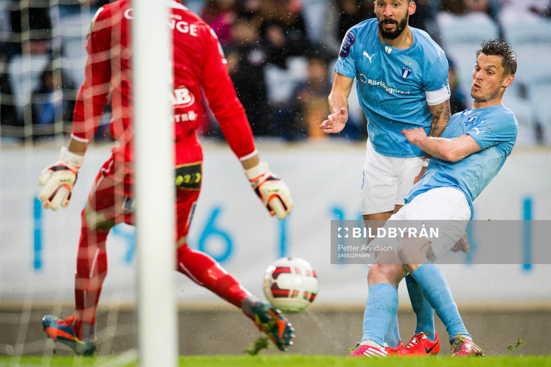 Malmö FFs Markus Rosenberg (th) skjuter in 1-0 med hjälp