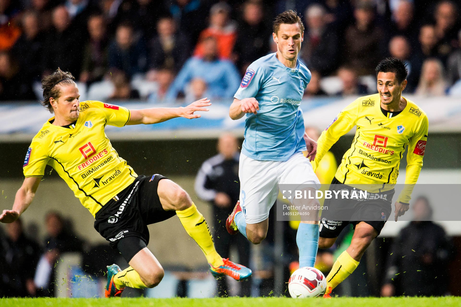 Malmö FFs Markus Rosenberg går mellan Halmstads Fredrik