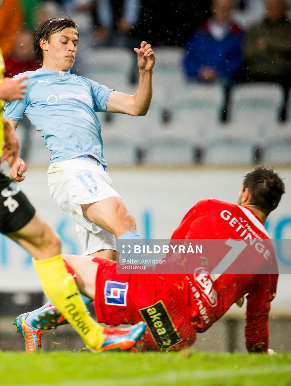 Malmö FFs Simon Thern försöker gör mål bakom Halmstads