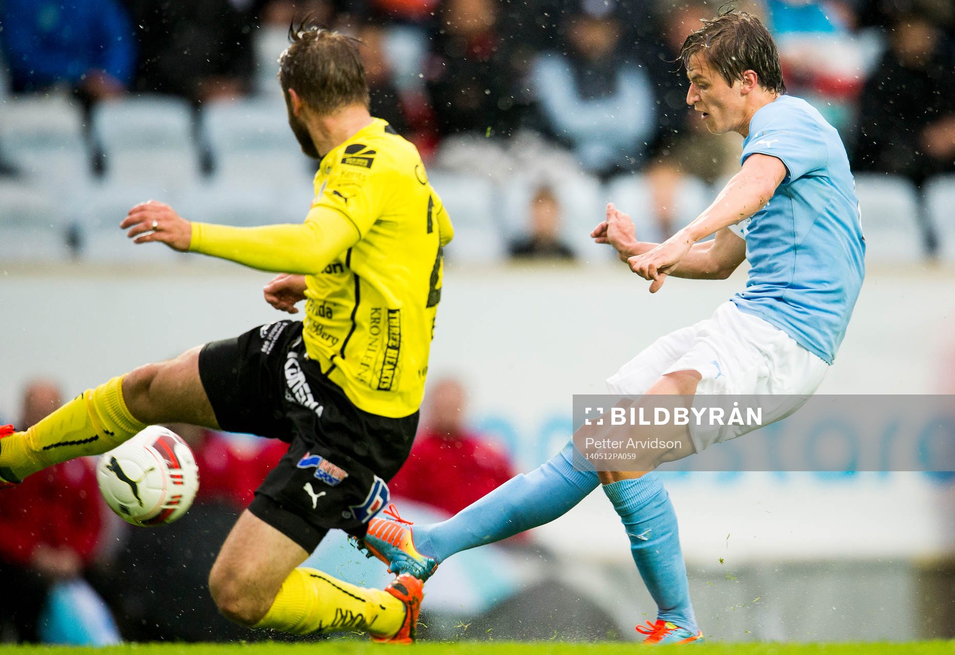 Malmö FFs Simon Thern testar skott