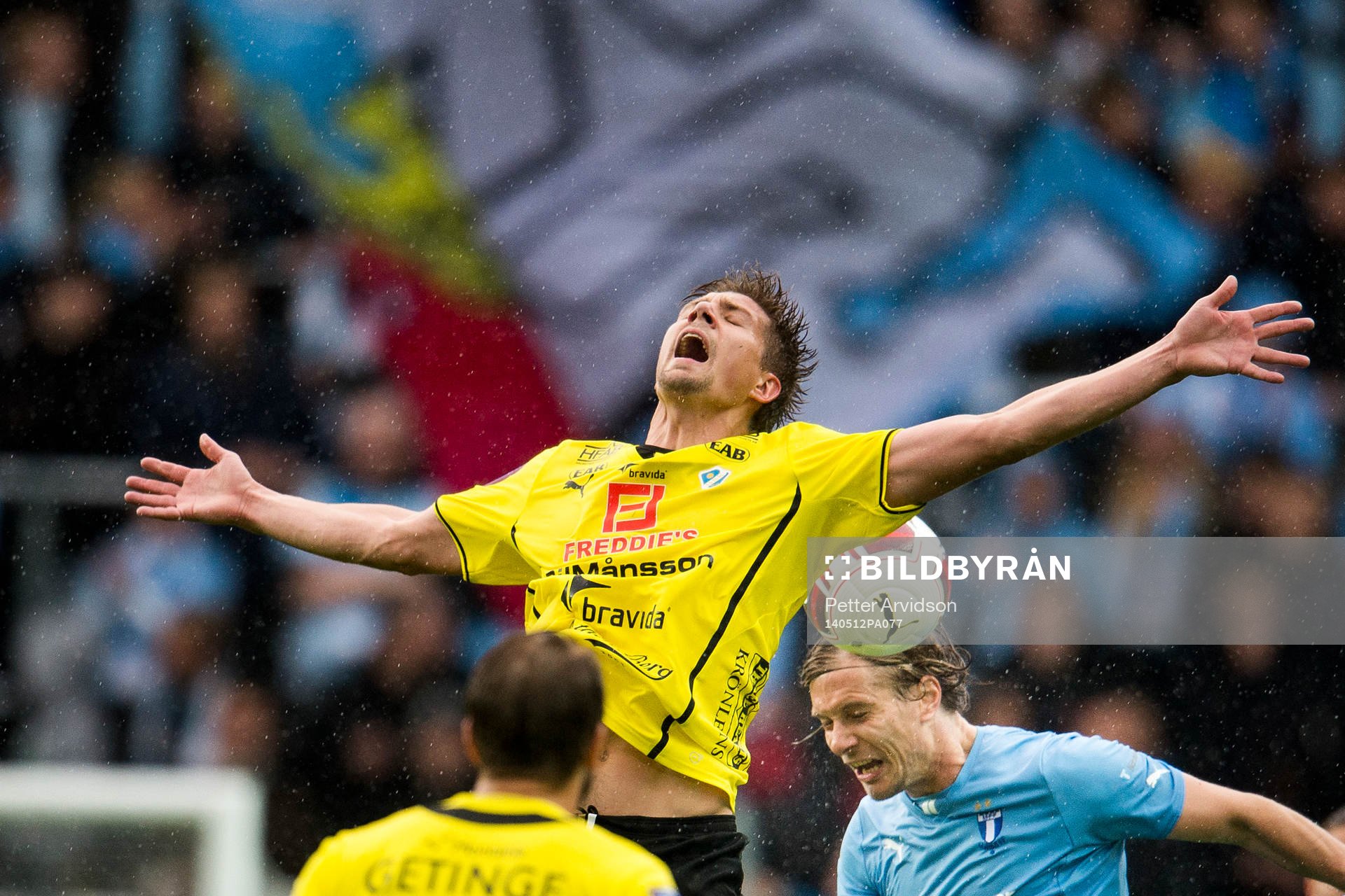 Halmstads Mikael Boman i nickduell med Malmö FFs Markus