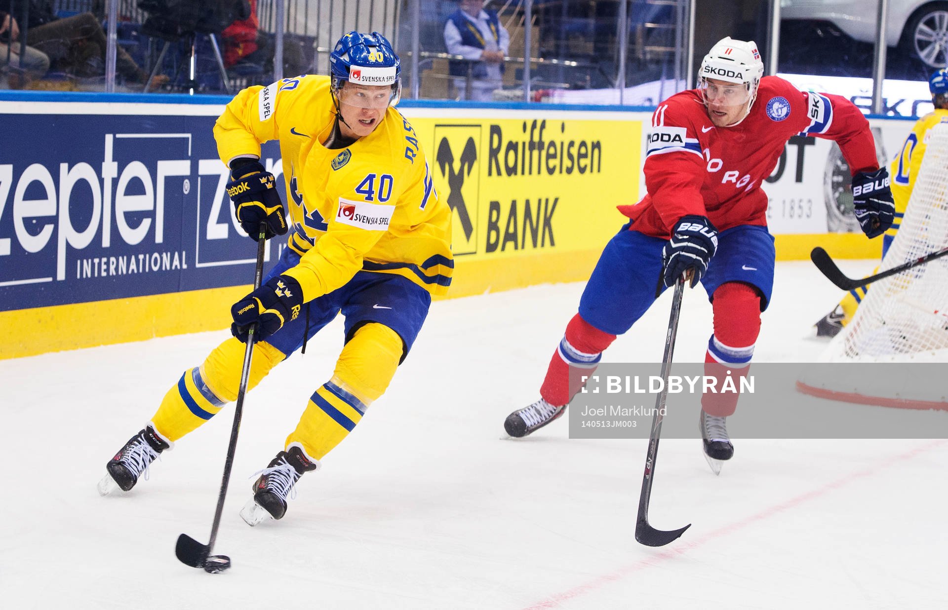 Sveriges Dennis Rasmussen kontrollerar pucken framför