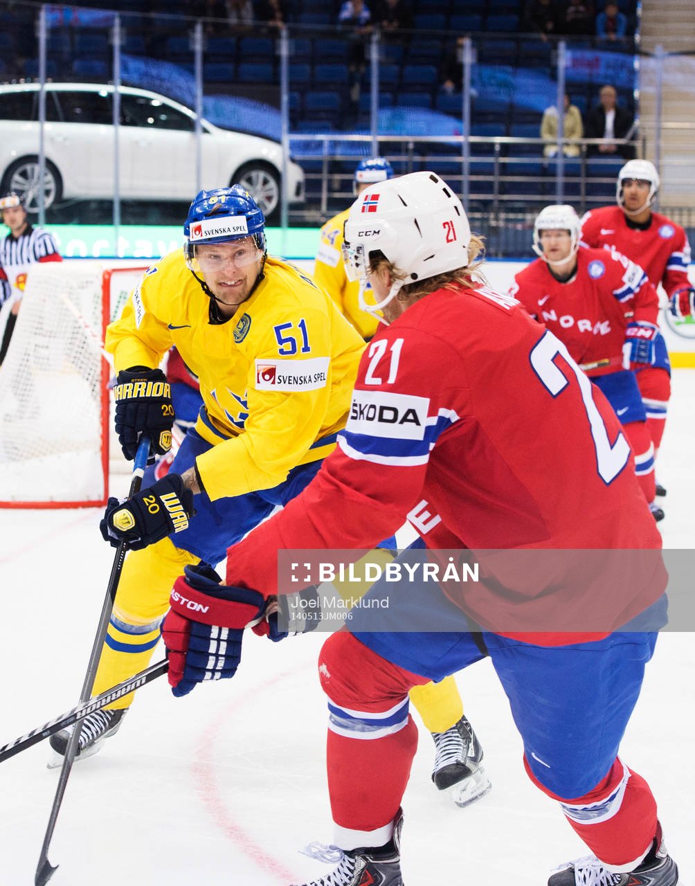 Sveriges Jonas Ahnelöv jagar pucken