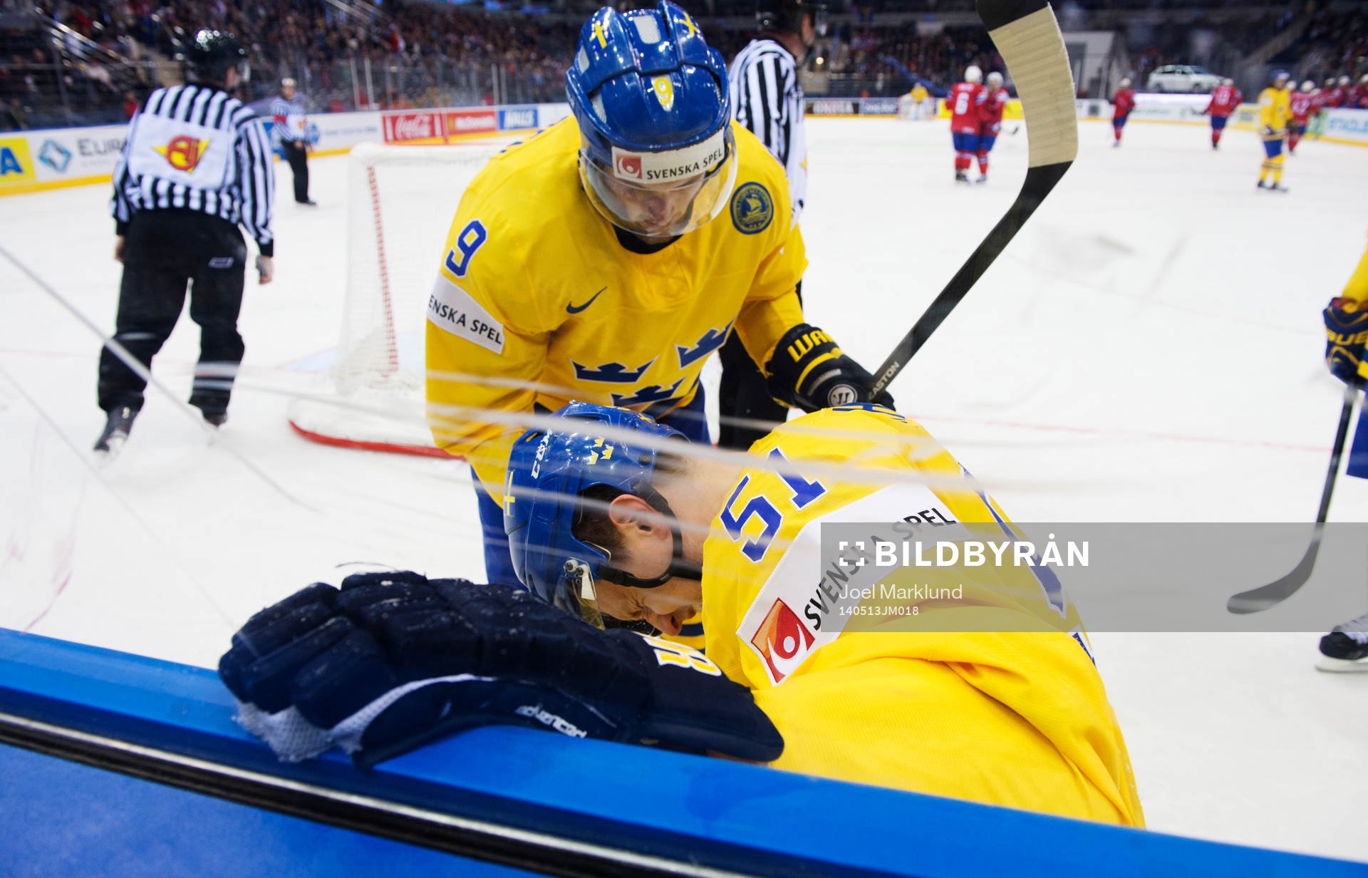 Sveriges Jonas Ahnelöv får hjälp att ta sig från isen
