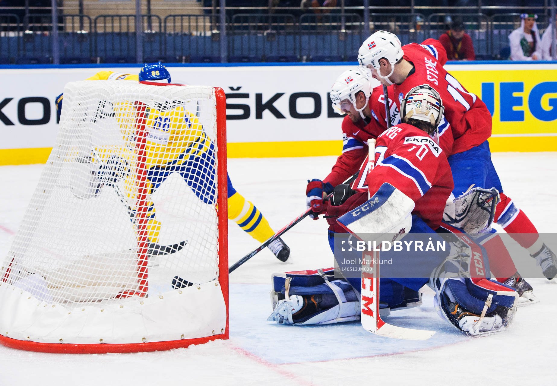 Sveriges Linus Klasen skjuter in 1-2 bakom Norges målvakt