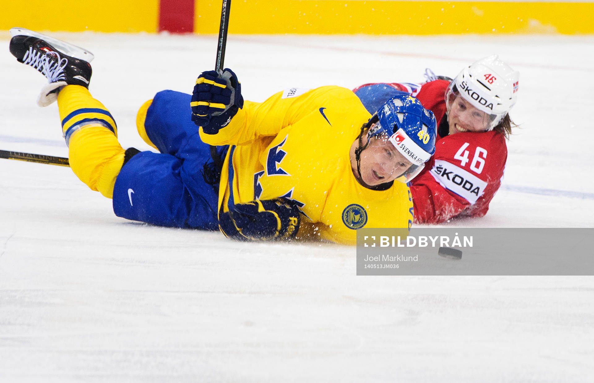 Sveriges Dennis Rasmussen i kamp om pucken med Norges
