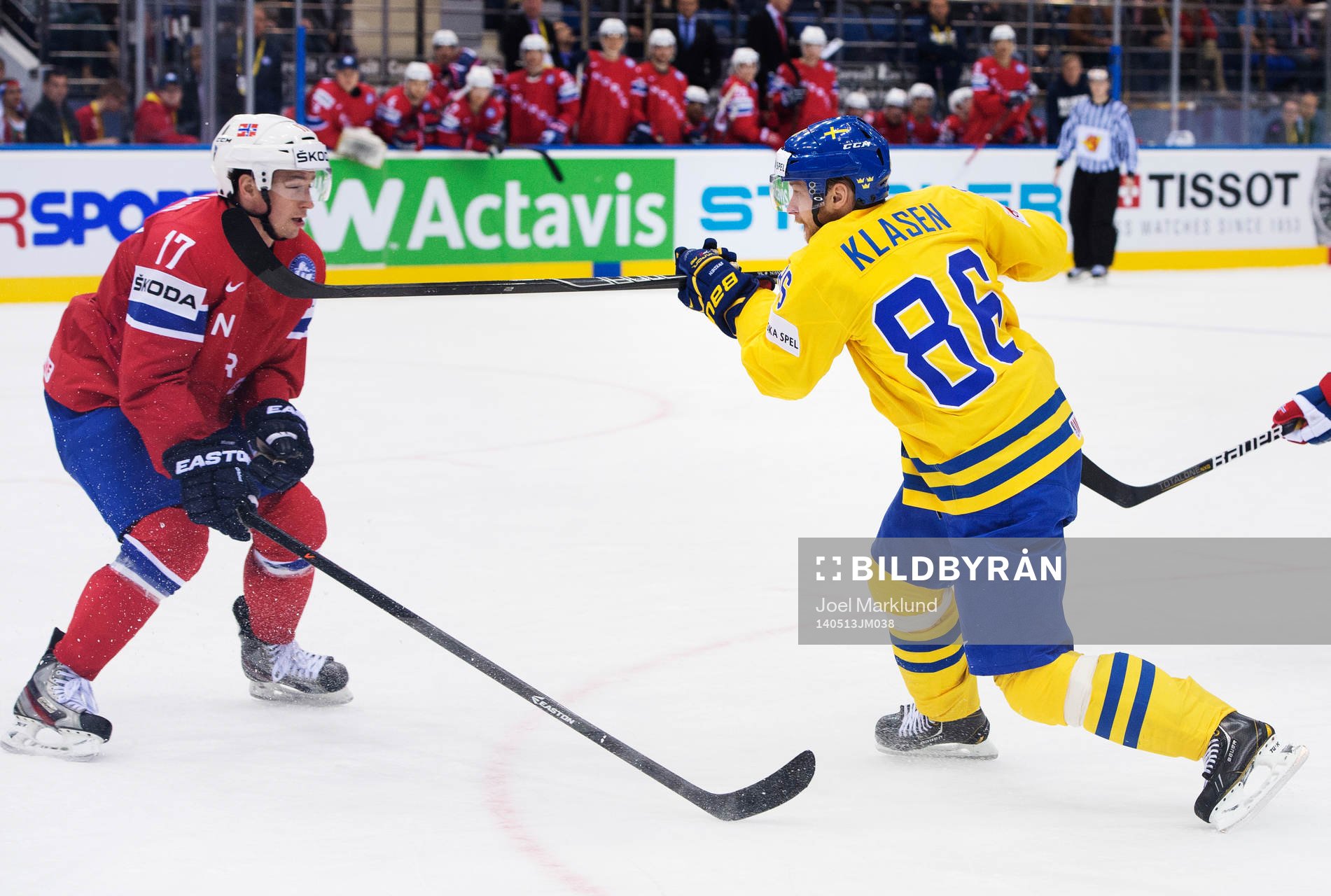 Sveriges Linus Klasen skjuter