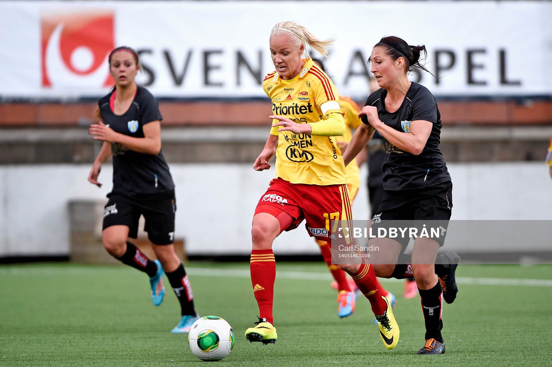 Tyresös Caroline Seger jagas av Göteborgs Anna Ahlstrand