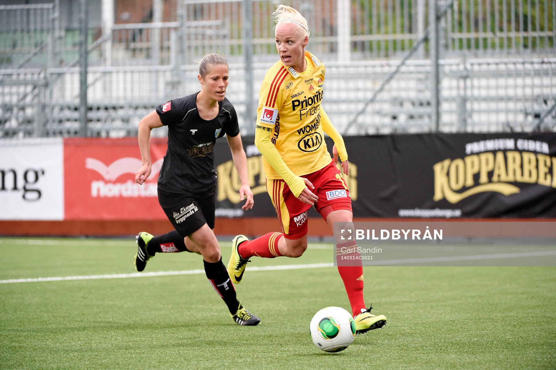 Göteborgs Sabrina Viguier jagar Tyresös Caroline Seger under fotbollsmatchen i damallsvenskan mellan Kopparbergs Göteborg och Tyresö den 14 maj 2014 i Göteborg.