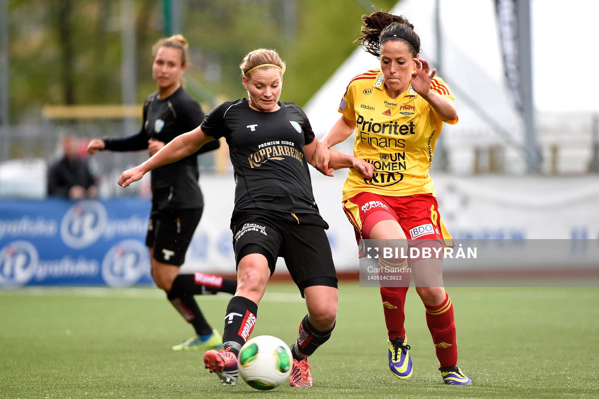 Göteborgs Sara Linden i kamp om bollen med Tyresös Madelaine Edlund under fotbollsmatchen i damallsvenskan mellan Kopparbergs Göteborg och Tyresö den 14 maj 2014 i Göteborg.
