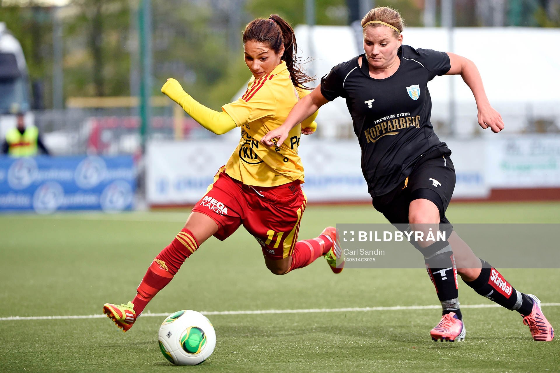Tyresös Lisa Klinga och Göteborgs Sara Lindén under fotbollsmatchen i damallsvenskan mellan Kopparbergs Göteborg och Tyresö den 14 maj 2014 i Göteborg.
