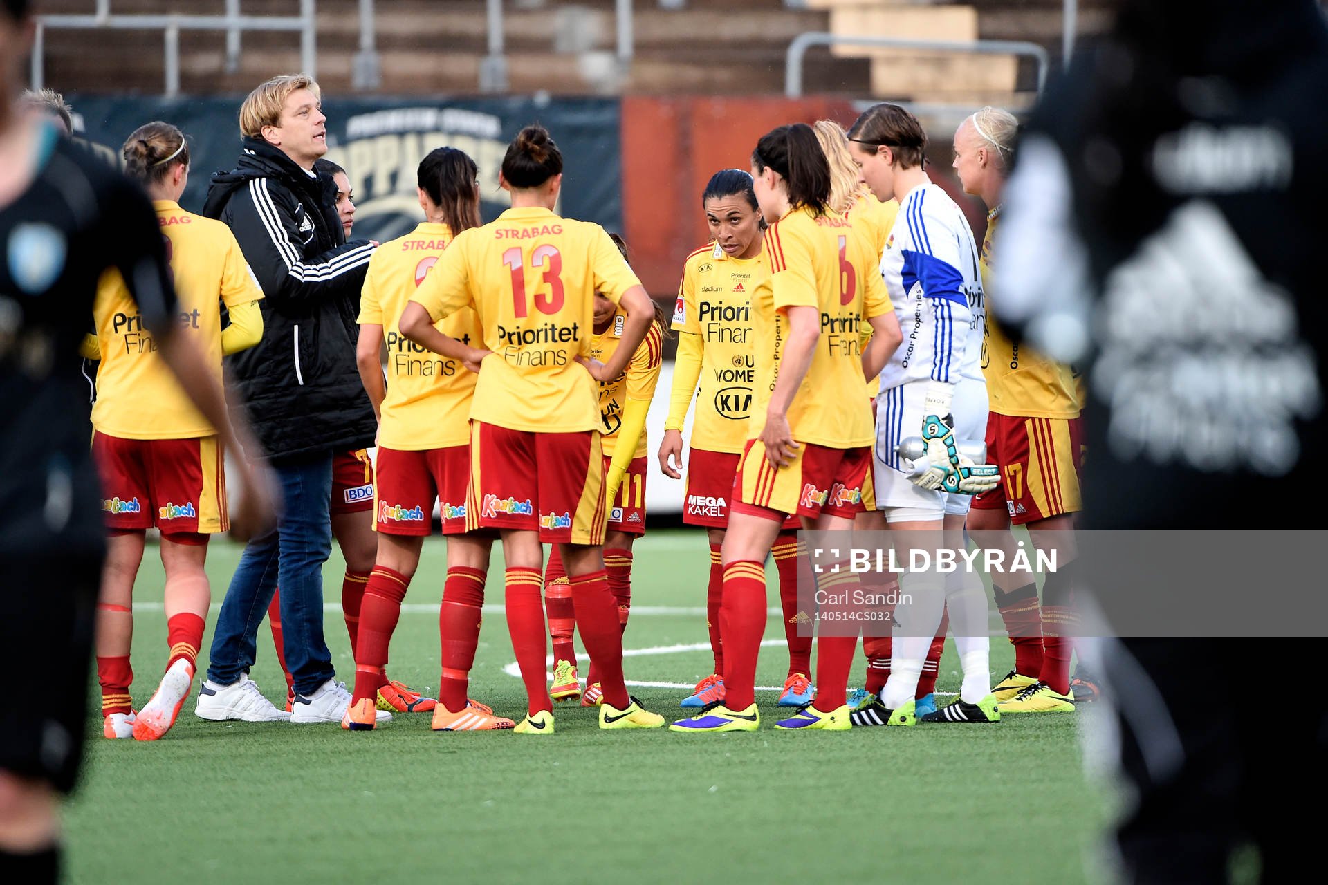 Tyresös tränare Tony Gustavsson samlar laget efter fotbollsmatchen i damallsvenskan mellan Kopparbergs Göteborg och Tyresö den 14 maj 2014 i Göteborg.