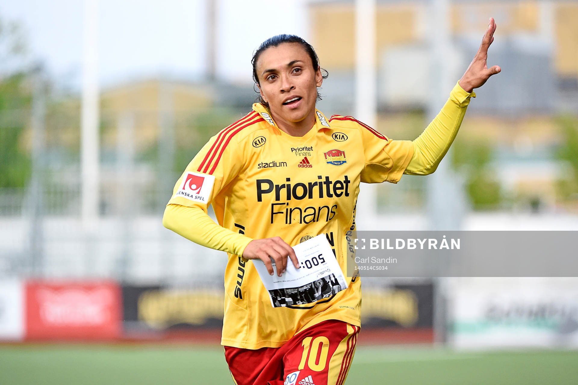 Tyresös Marta Vieira da Silva vinkar till publiken efter fotbollsmatchen i damallsvenskan mellan Kopparbergs Göteborg och Tyresö den 14 maj 2014 i Göteborg.