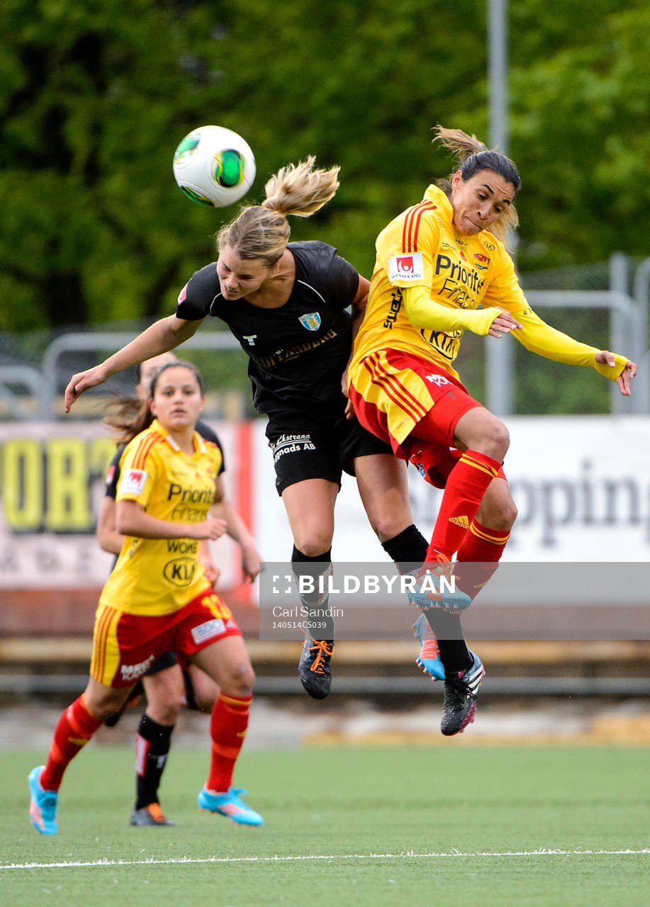 Göteborgs Andrine Hegerberg i nickduell med Tyresös Marta Vieira da Silva under fotbollsmatchen i damallsvenskan mellan Kopparbergs Göteborg och Tyresö den 14 maj 2014 i Göteborg.