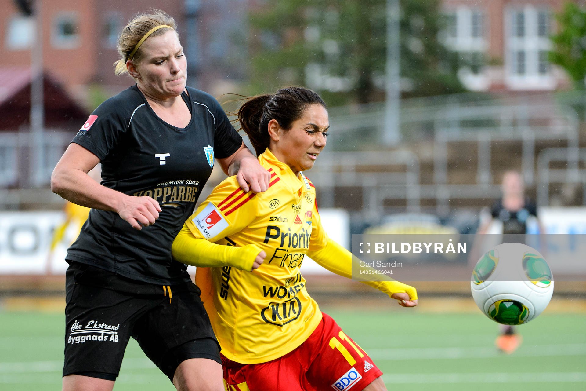 Göteborgs Sara Linden i närkamp med Tyresös Lisa Klinga under fotbollsmatchen i damallsvenskan mellan Kopparbergs Göteborg och Tyresö den 14 maj 2014 i Göteborg.