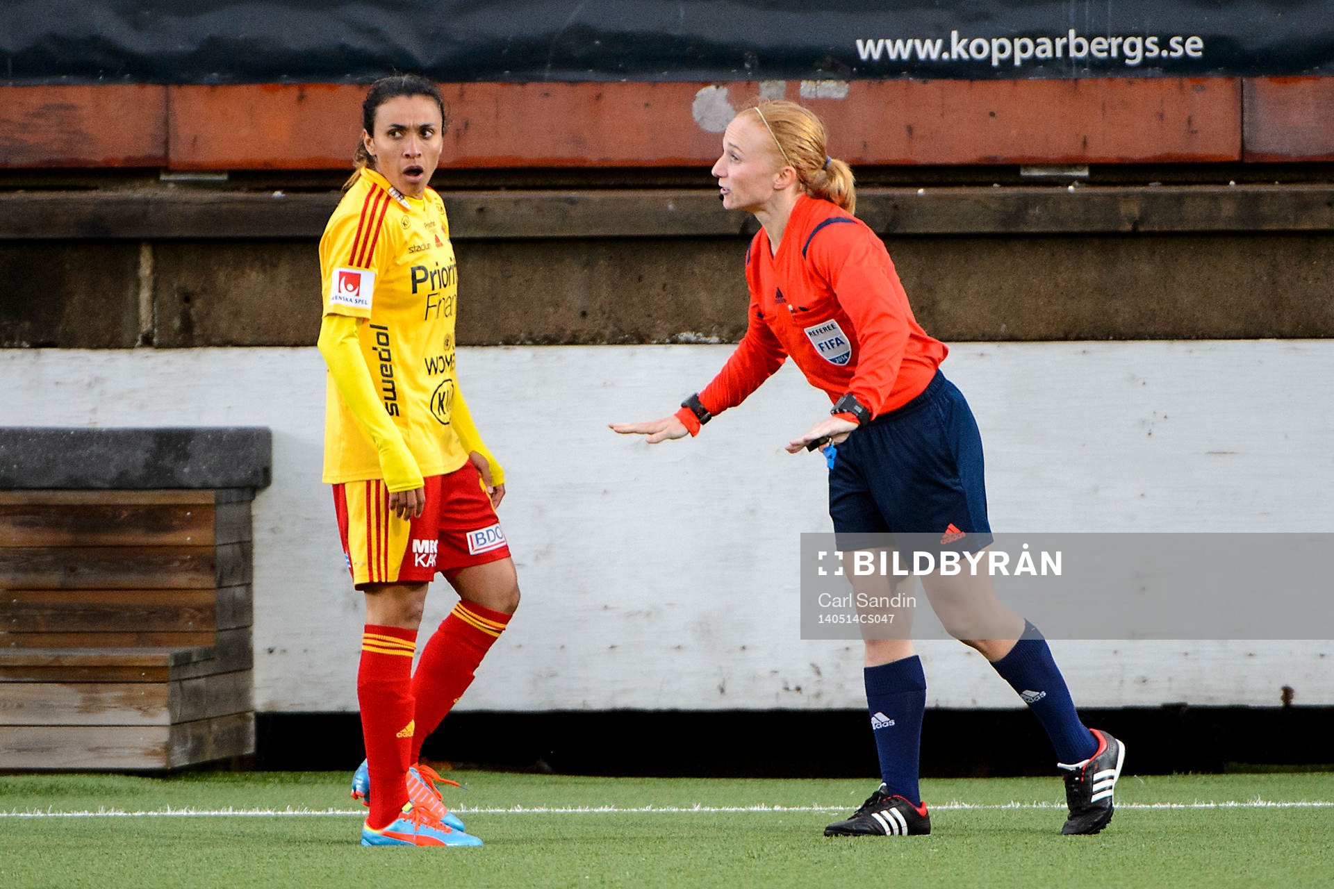 Tyresös Marta Vieira da Silva pratar med domare Linn