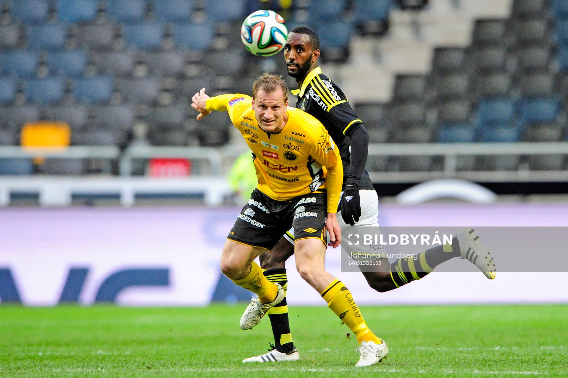Elfsborgs Daniel Mobaeck nickar undan framför AIK:s Henok Goitom under fotbollsmatchen i Allsvenskan mellan AIK och Elfsborg den 5 maj 2014 i Stockholm.