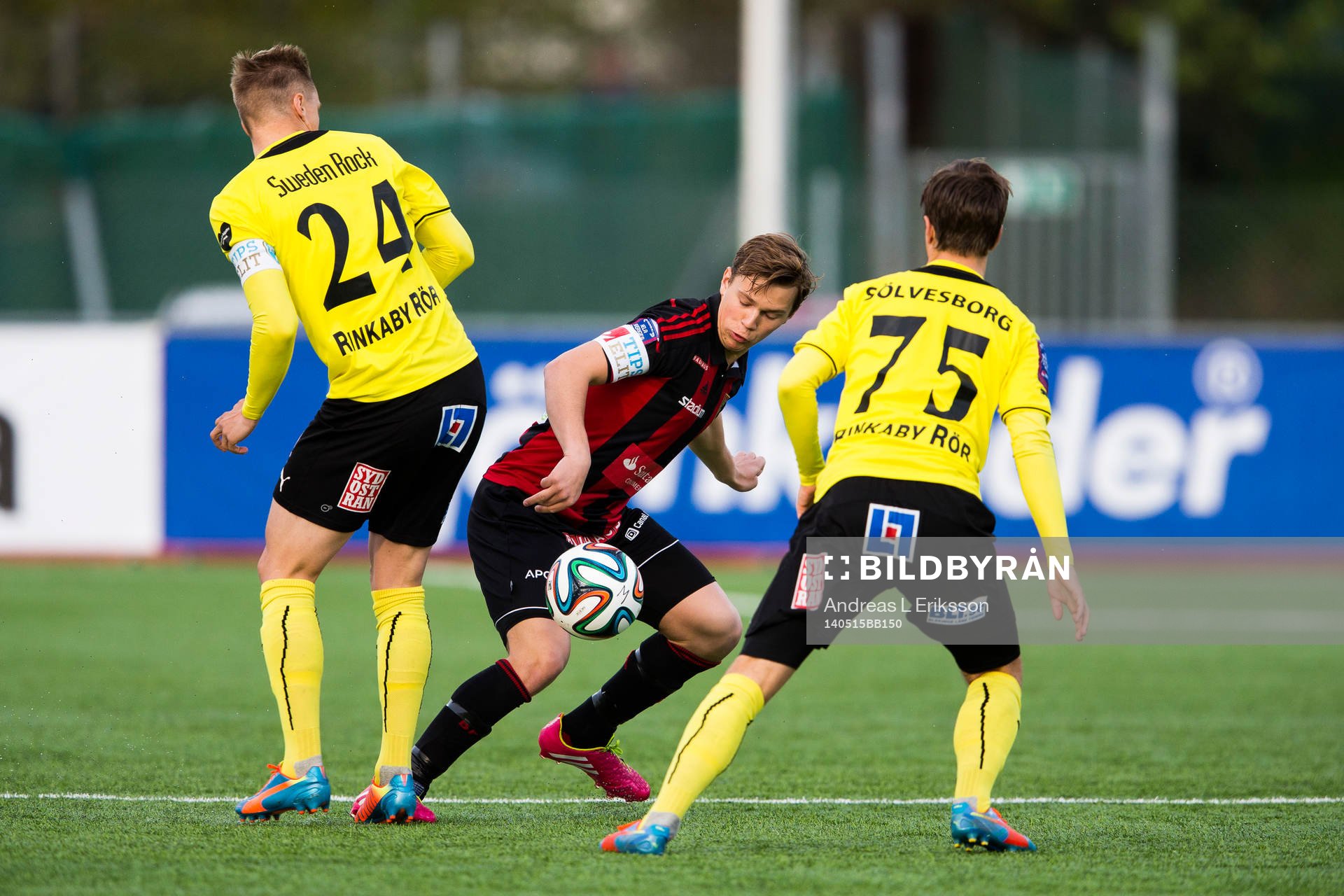 Brommapojkarnas Jesper Karlström (m) i kamp om bollen med