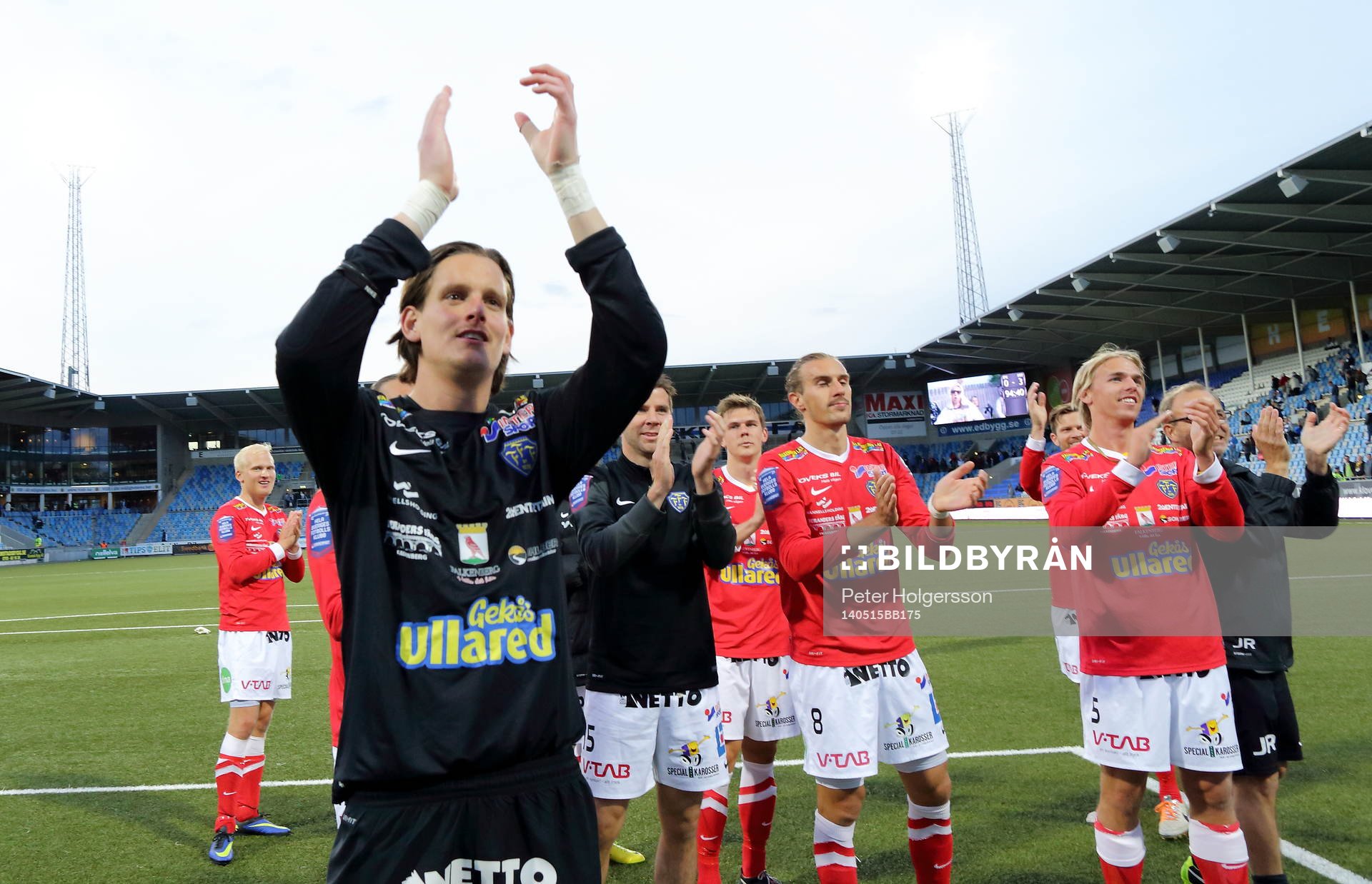 Falkenberg med Falkenbergs målvakt Otto Martler tackar
