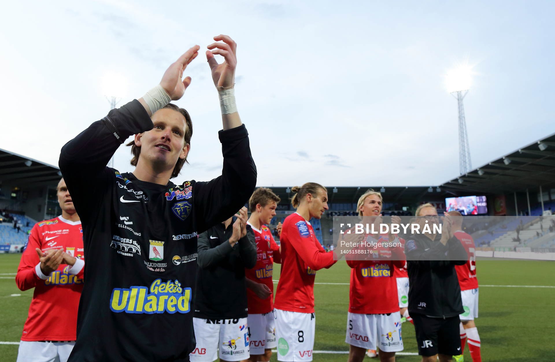 Falkenberg med Falkenbergs målvakt Otto Martler tackar