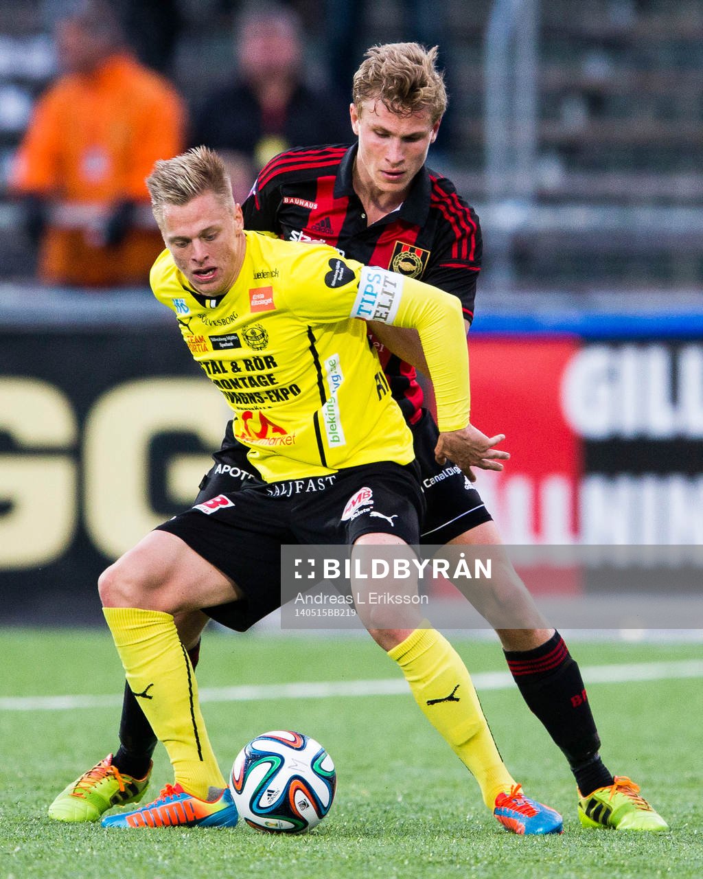 Mjällbys Mattias Håkansson håller undan Brommapojkarnas Carl Starfelt under fotbollsmatchen i Allsvenskan mellan Brommapojkarna och Mjällby den 15 april 2014 i Stockholm.