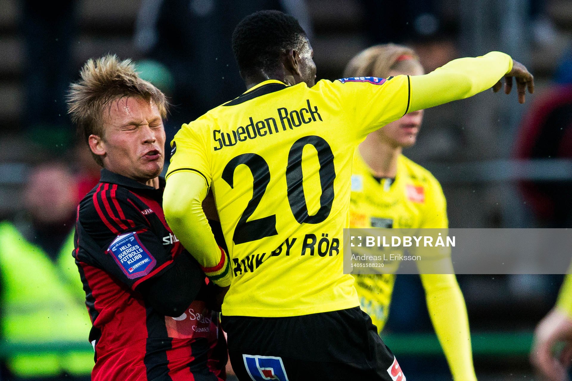 Brommapojkarnas Nicklas Bärkroth får en tryckare av