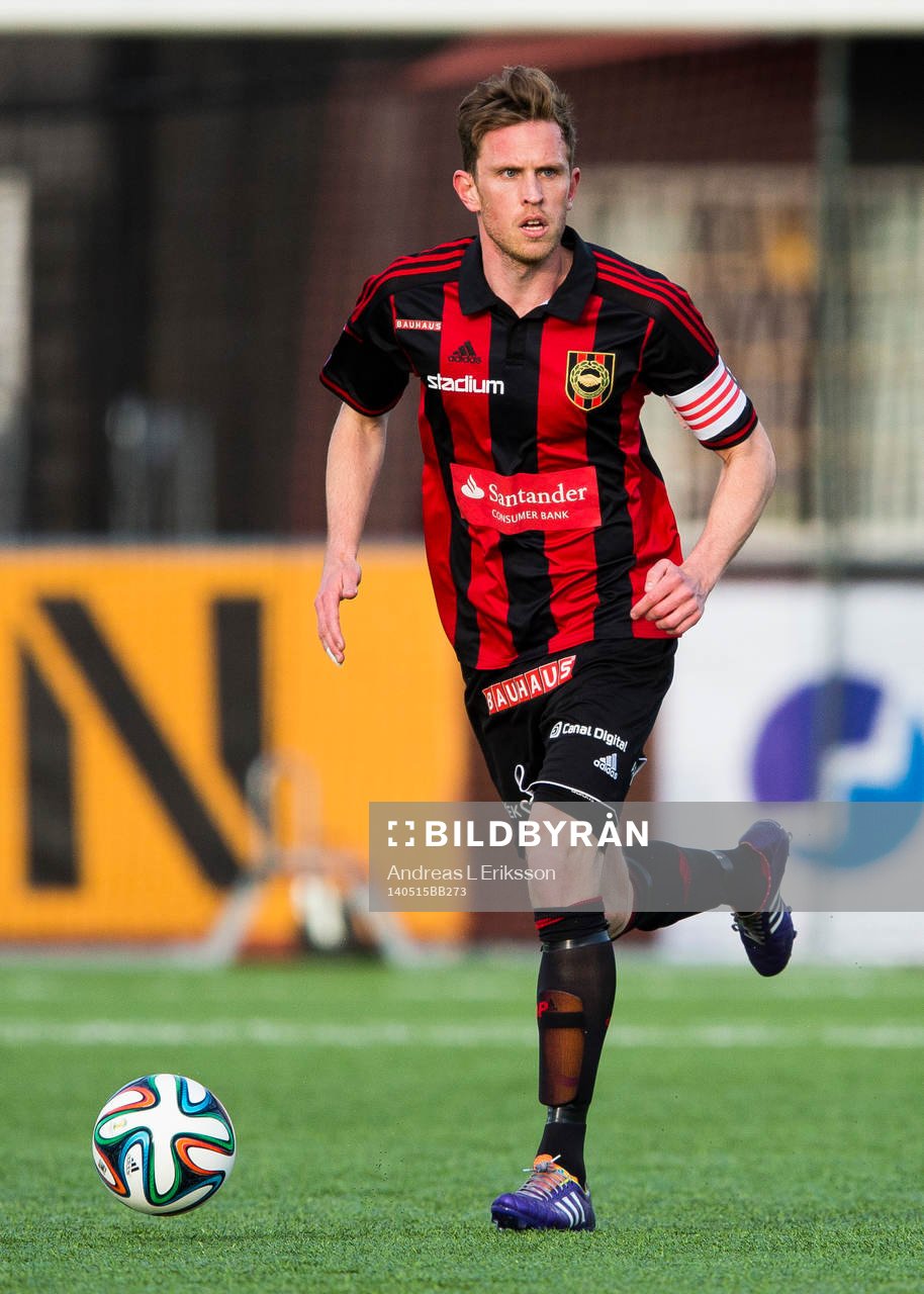 Brommapojkarnas Pontus Segerström med bollen