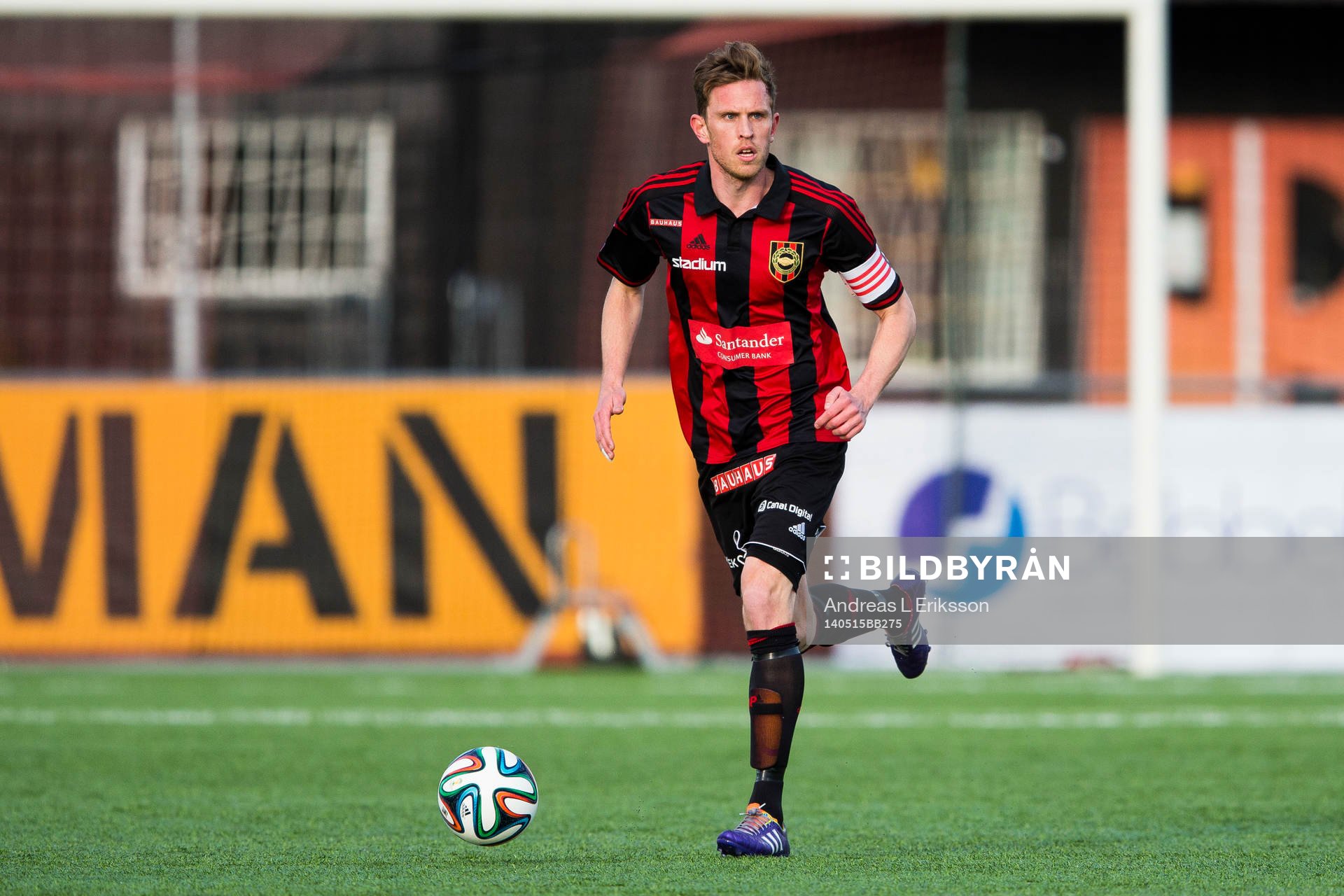 Brommapojkarnas Pontus Segerström med bollen