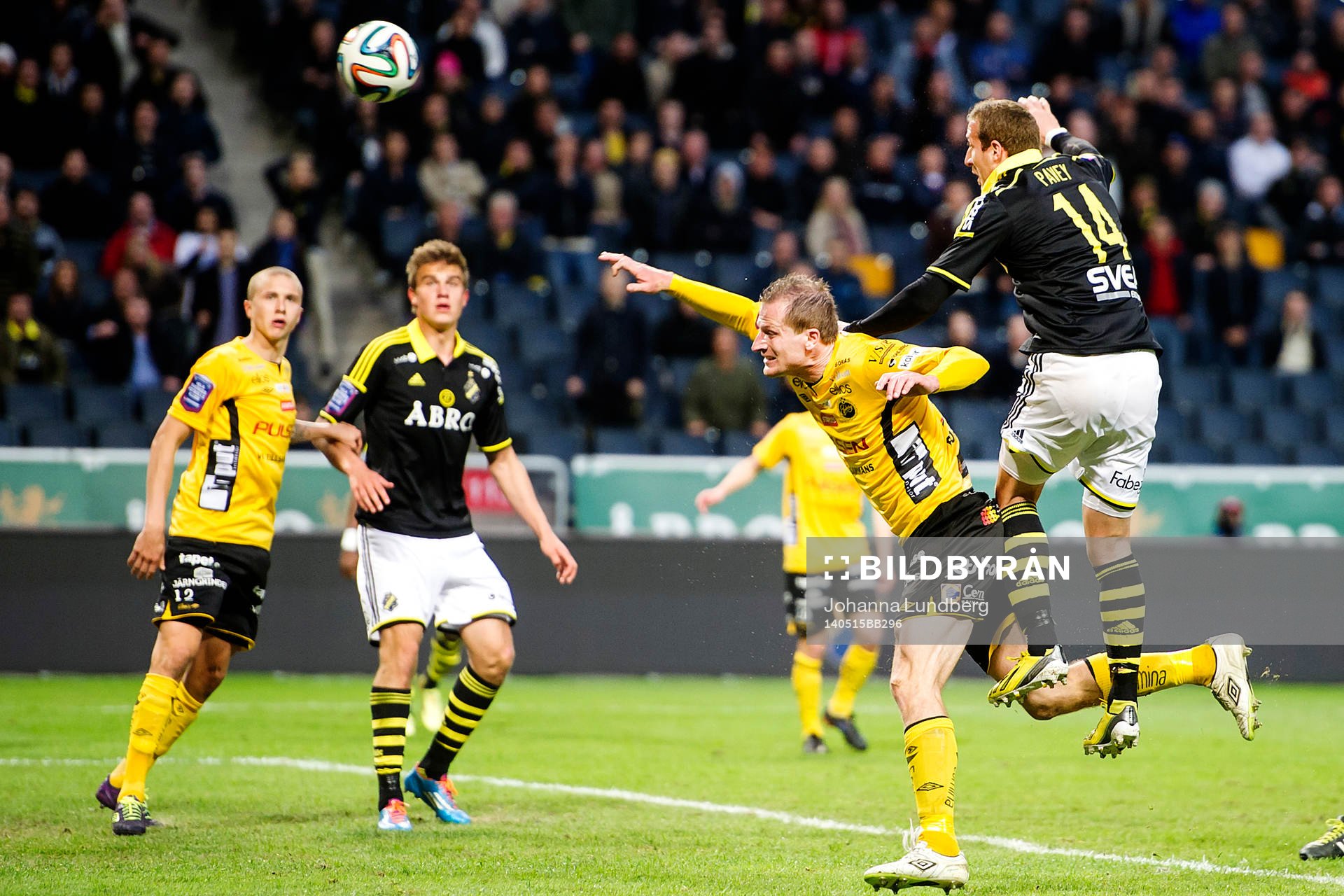 s Kenny Pavey nickar in 2-1 ovanför Elfsborgs Daniel