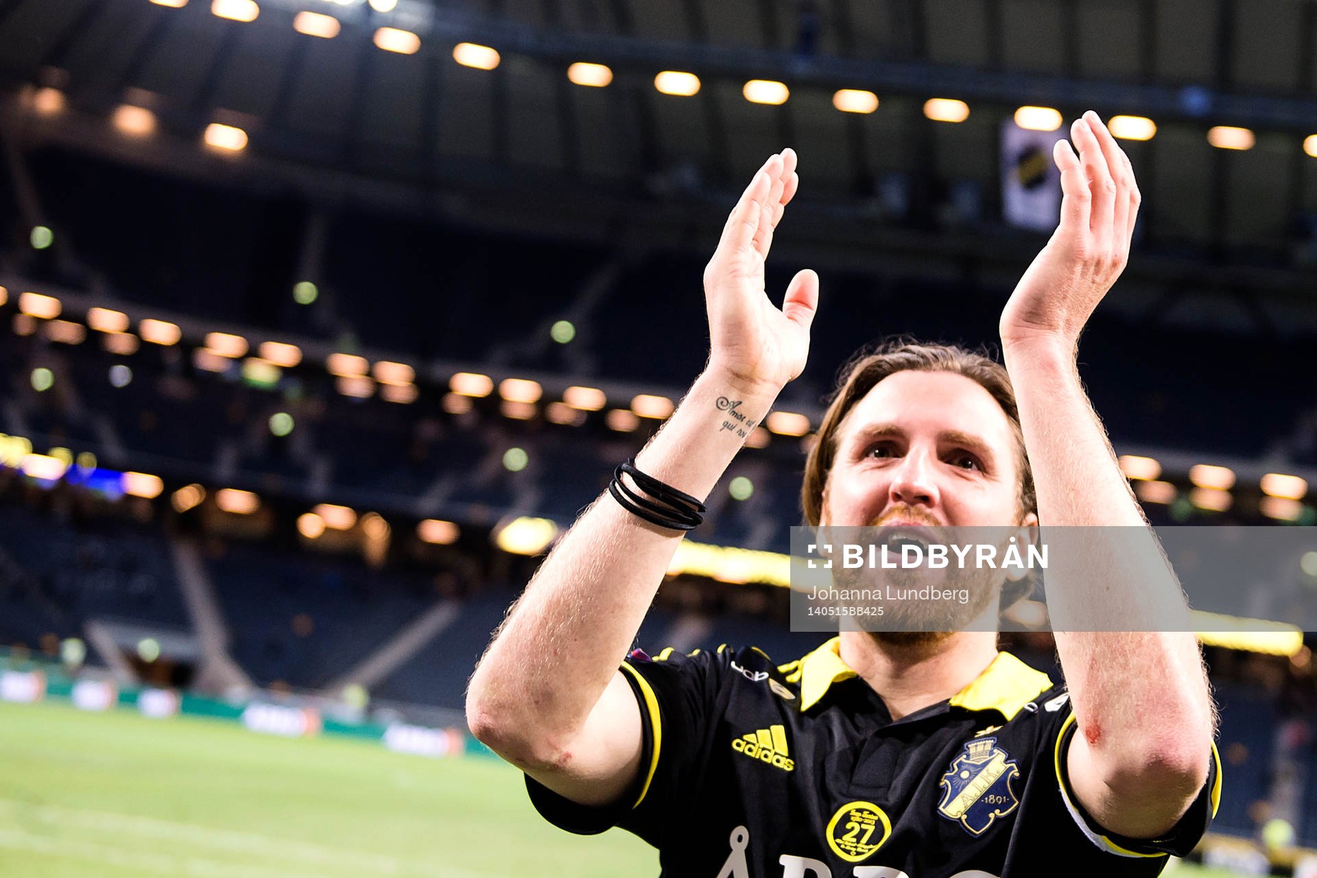 AIK:s Nils-Eric Johansson  jublar med publiken under fotbollsmatchen i Allsvenskan mellan AIK och Elfsborg den 5 maj 2014 i Stockholm. 