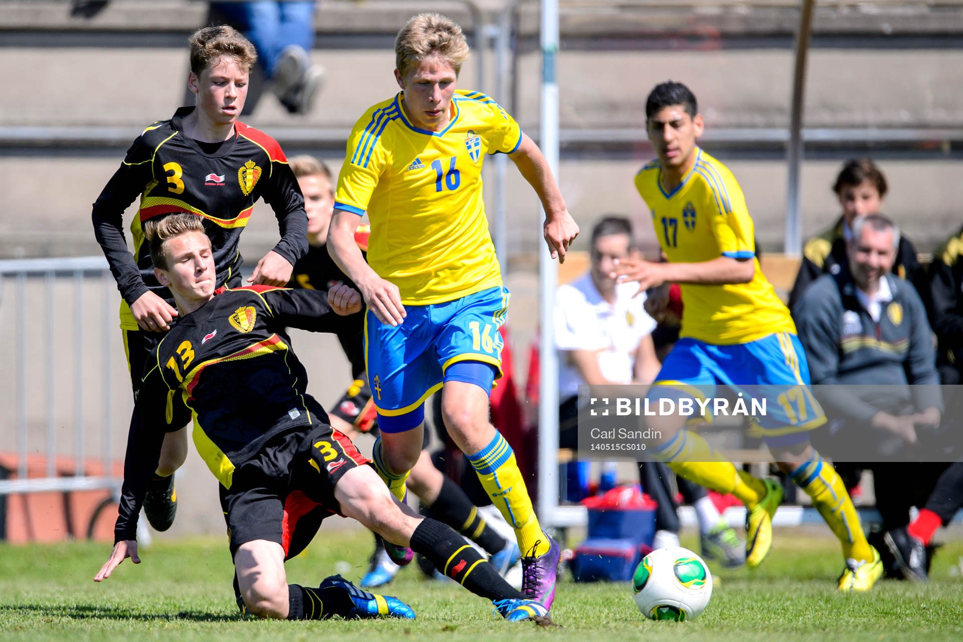 Sveriges Simon Danielsson glidtacklas av Belgiens Siebe van der Heyden under fotbollsmatchen mellan Sverige och Belgien den 15 maj 2014 i Vinberg.