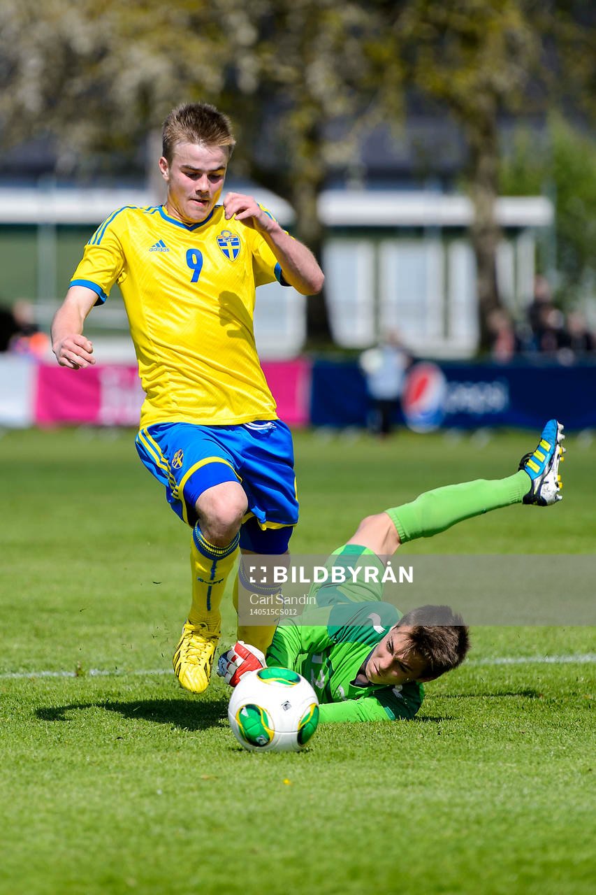 Sveriges Anton Hallstensson tar sig förbi Belgiens