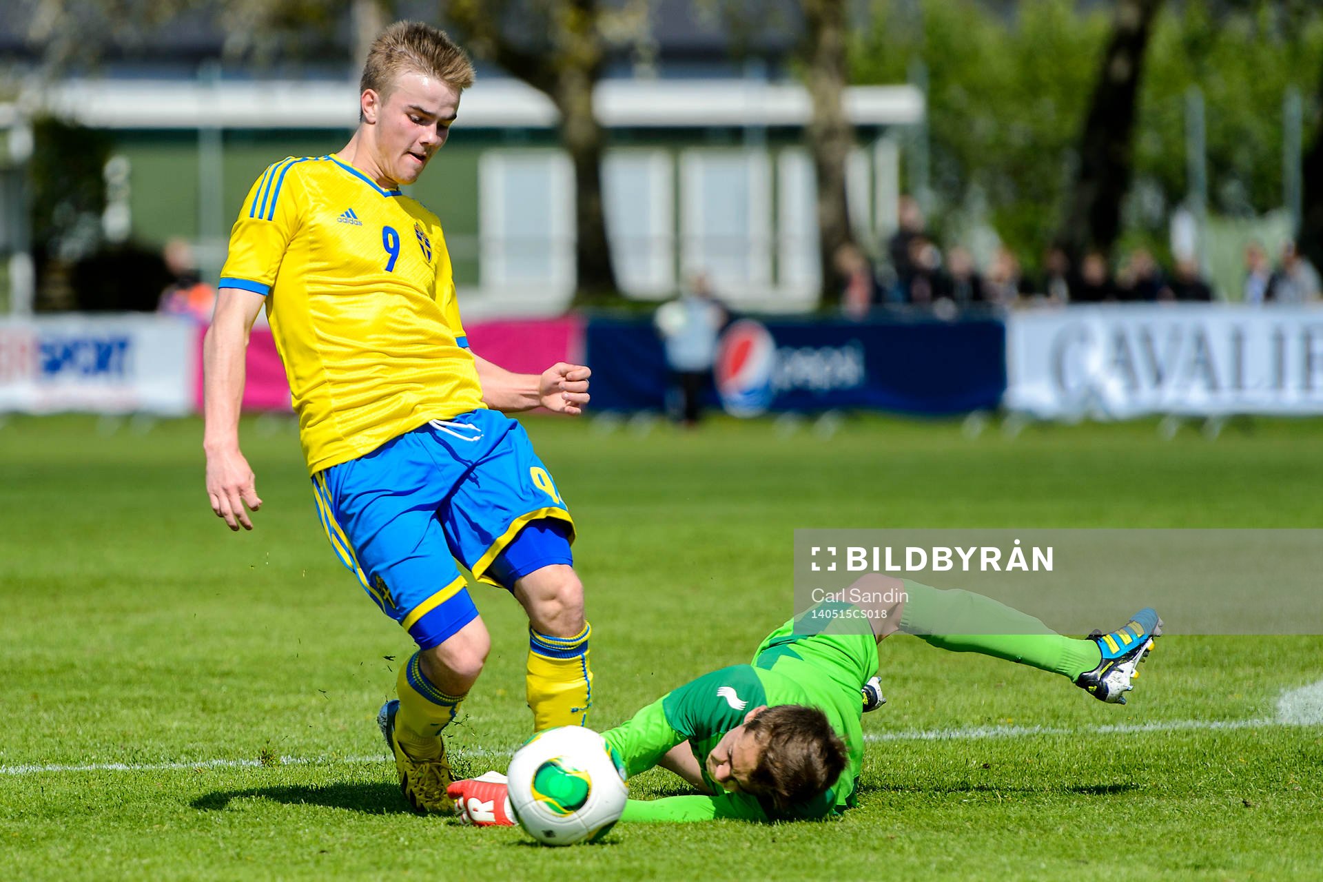 Sveriges Anton Hallstensson tar sig förbi Belgiens Arnaud