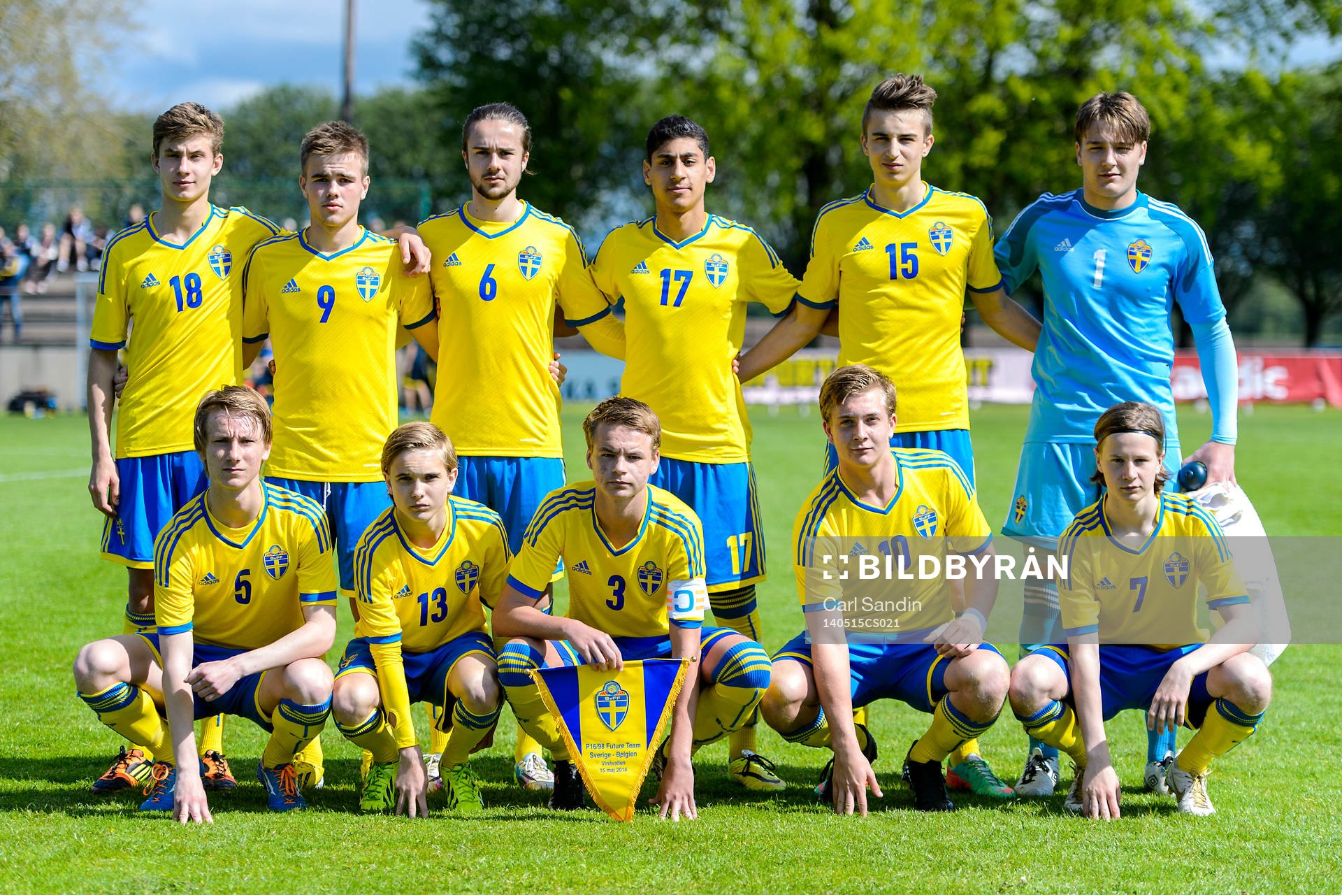 Sveriges startelva inför fotbollsmatchen mellan Sverige och Belgien den 15 maj 2014 i Vinberg. Bakre raden fr.v. Filip Varenhed, Anton Hallstensson, Filip Tägtström, Josef Jalil Adin Bukva, målvakt Gustaf Franck. Främre reden fr.v. Jesper Lövdahl, Viktor Niklasson, Gustav Henriksson, Noel Jonsson, Albin Welén.