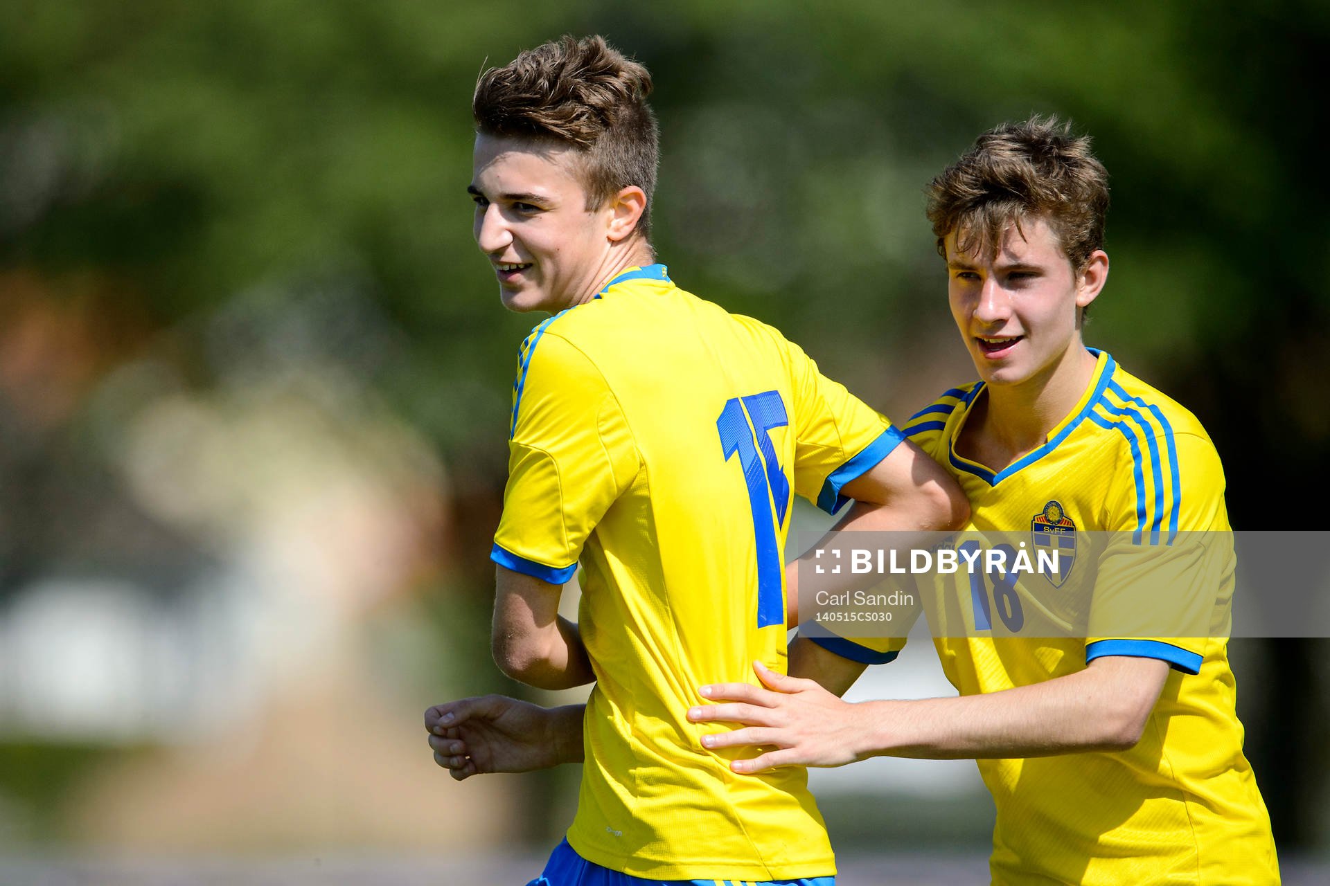 Sveriges Adin Bukva och Filip Varenhed firar efter 1-0 under fotbollsmatchen mellan Sverige och Belgien den 15 maj 2014 i Vinberg.