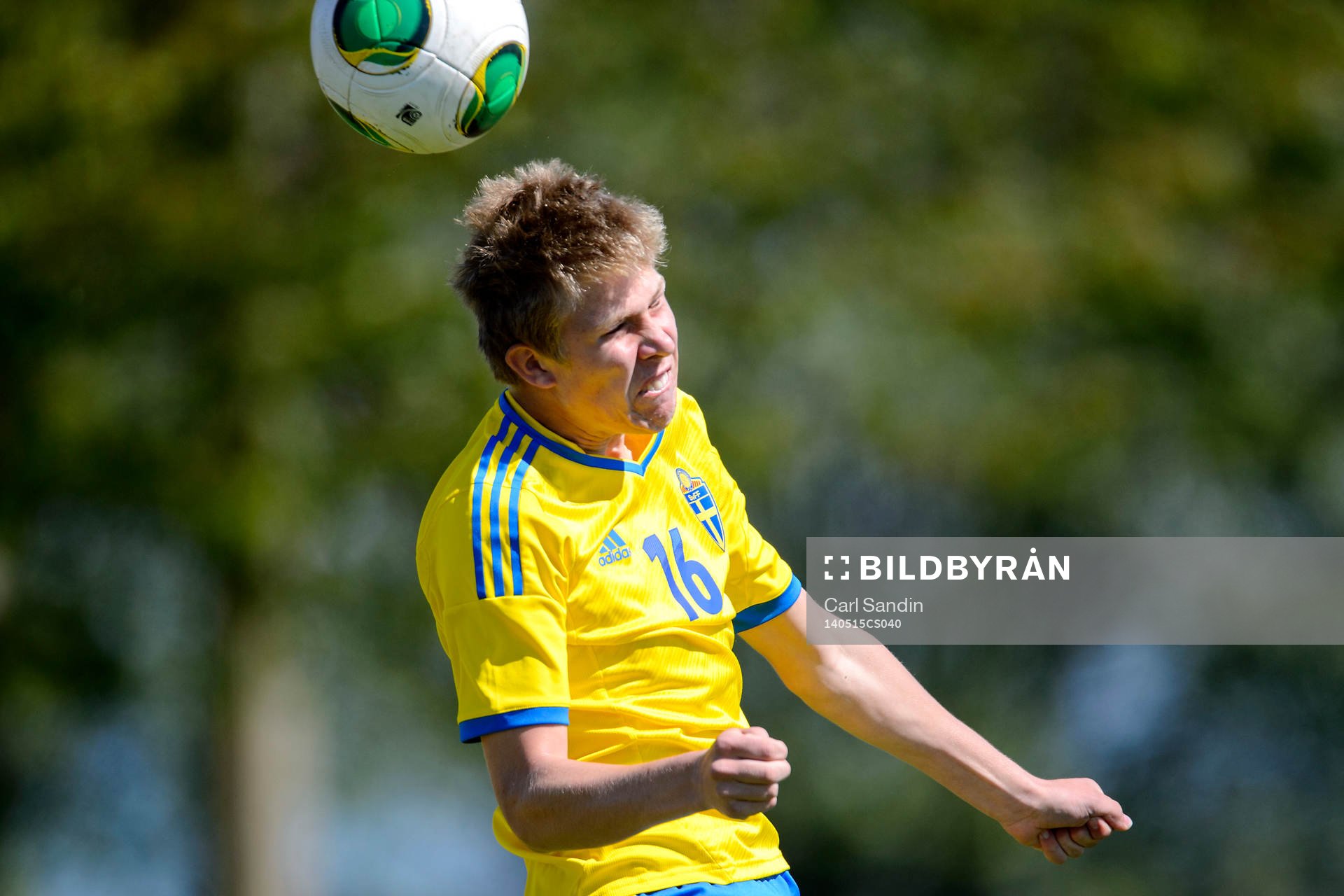 Sveriges Simon Danielsson nickar bollen