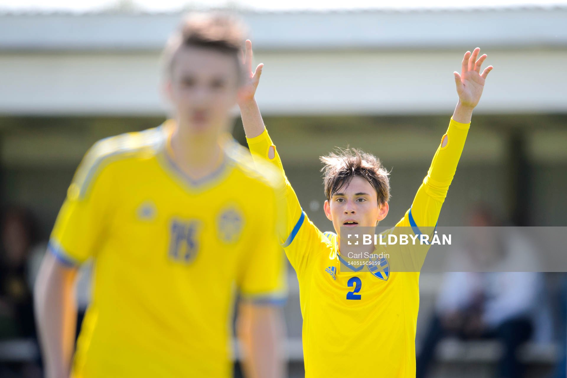 Sveriges Sebastian Heaver sträcker upp händerna under fotbollsmatchen mellan Sverige och Belgien den 15 maj 2014 i Vinberg.