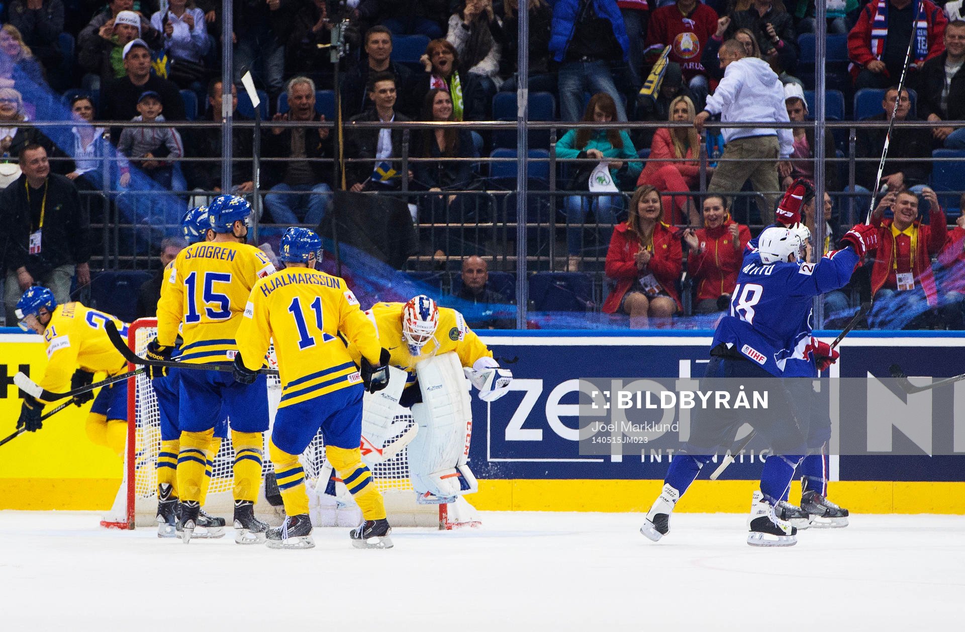 Sveriges målvakt Anders Nilsson hoppar och jublar på